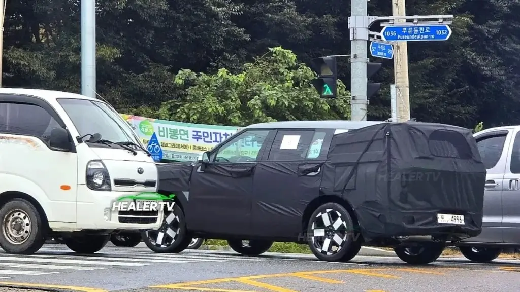 The Hyundai Santa Fe facelift was spotted during test drives in Korea, featuring a redesigned rear end. Photo: Healer TV.