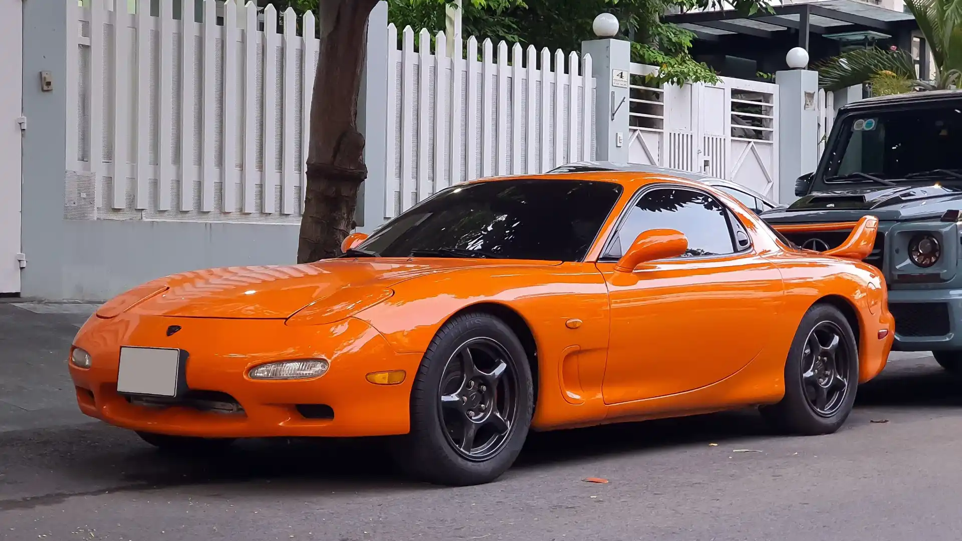 Among the icons of JDM sports cars stands the third-generation Mazda RX-7 FD—a cultural legend that transcended the automotive world, appearing in Japanese manga, blockbuster Hollywood films, and global car culture.