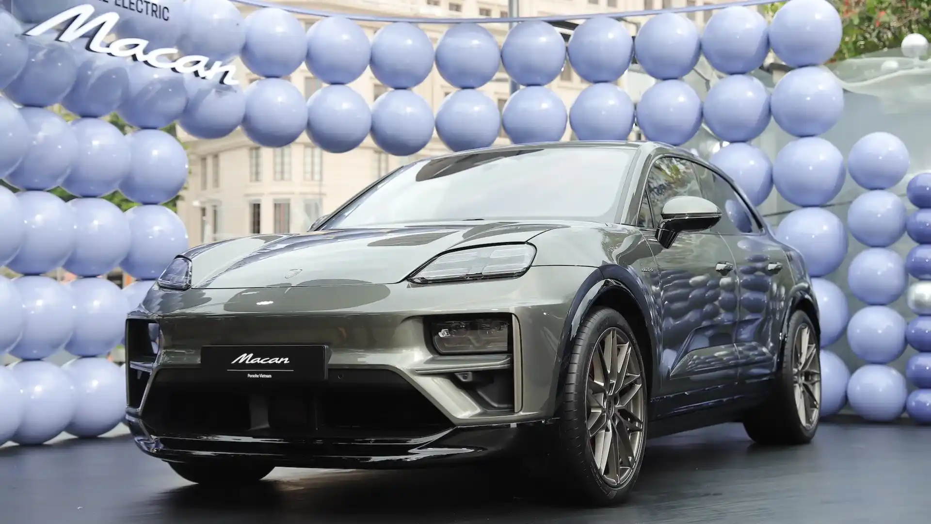 The Porsche Macan Electric, its second fully electric model introduced in Vietnam after the Taycan, faces little direct competition in its segment and price range—especially as rivals like Land Rover have yet to launch comparable offerings.