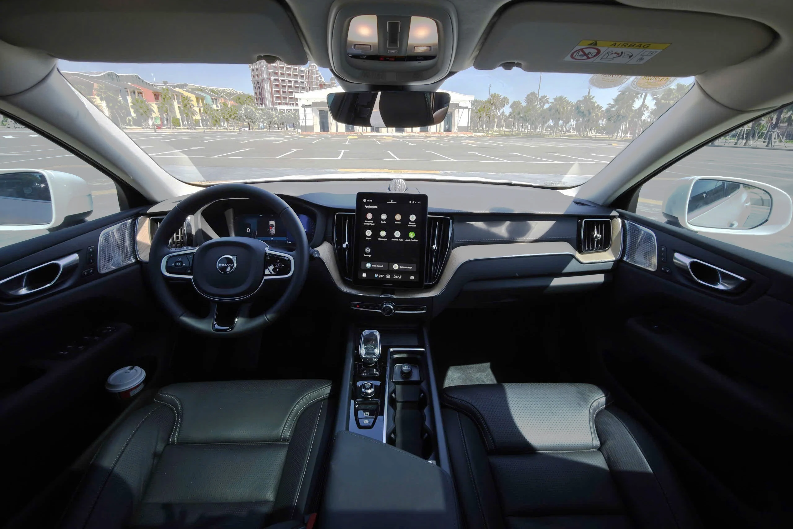 Volvo XC60, luxury SUV review, family SUV, Volvo technology, premium SUV, hybrid SUV, Vietnam car market 4