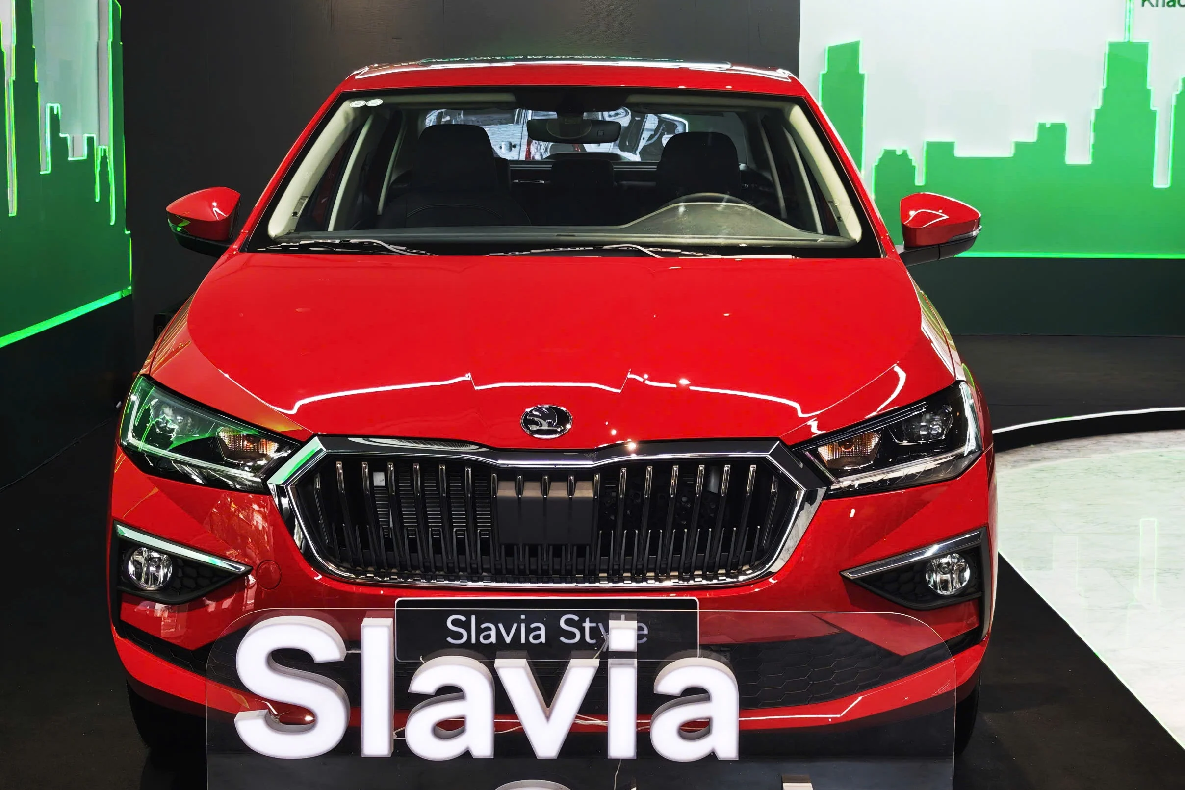 Vietnam sedan market 2025, luxury sedans Vietnam, mass‑market sedans Vietnam, BMW 5 Series 2025, Audi A5 Vietnam, Mercedes E-Class 2025, Skoda Slavia Vietnam, BYD Seal 5 8