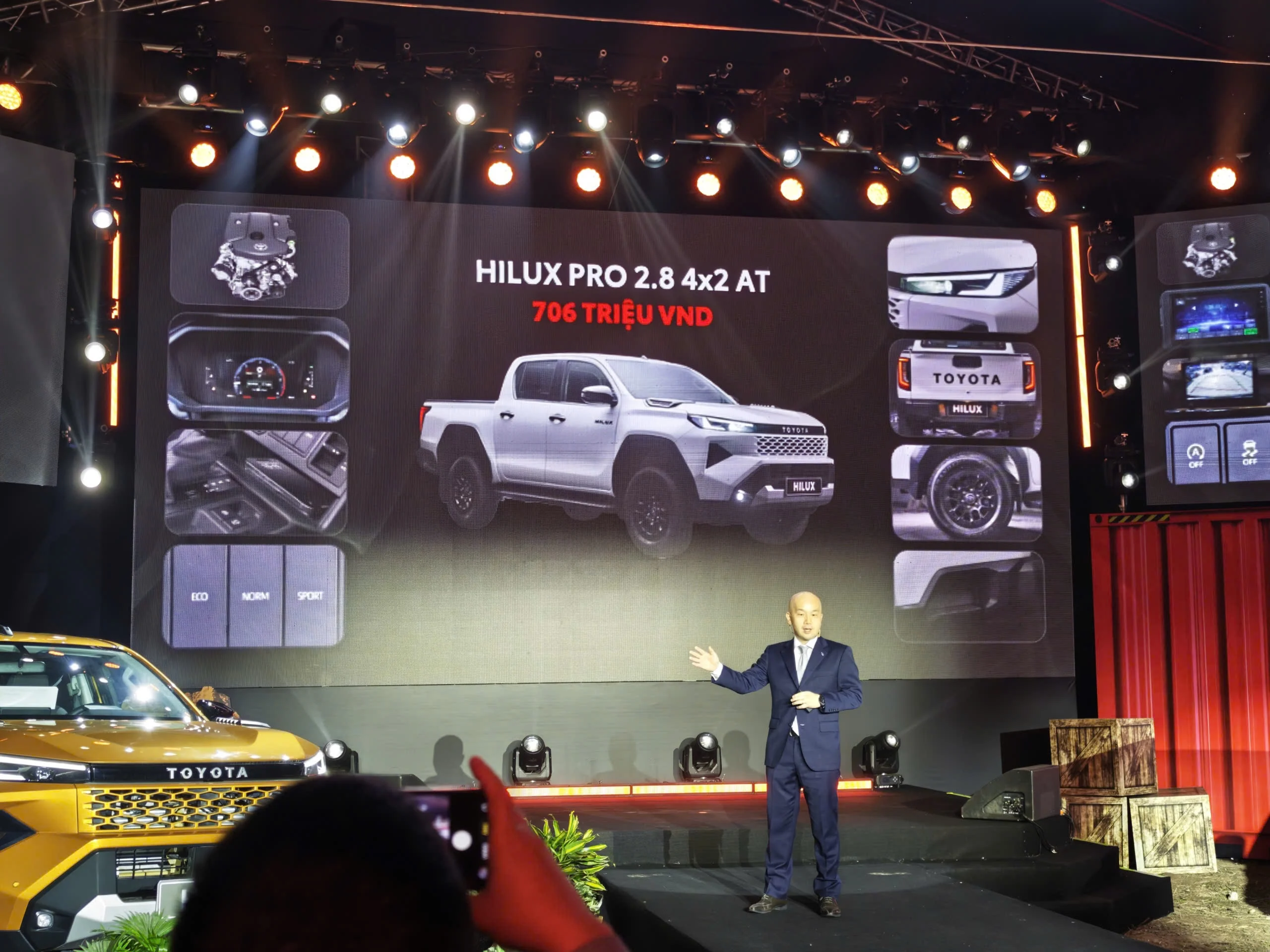 Toyota Hilux 2026, Hilux price Vietnam, Toyota pickup 2026, Hilux 2.8L Turbo, Vietnam pickup trucks, Ford Ranger competitor, Mitsubishi Triton price 4