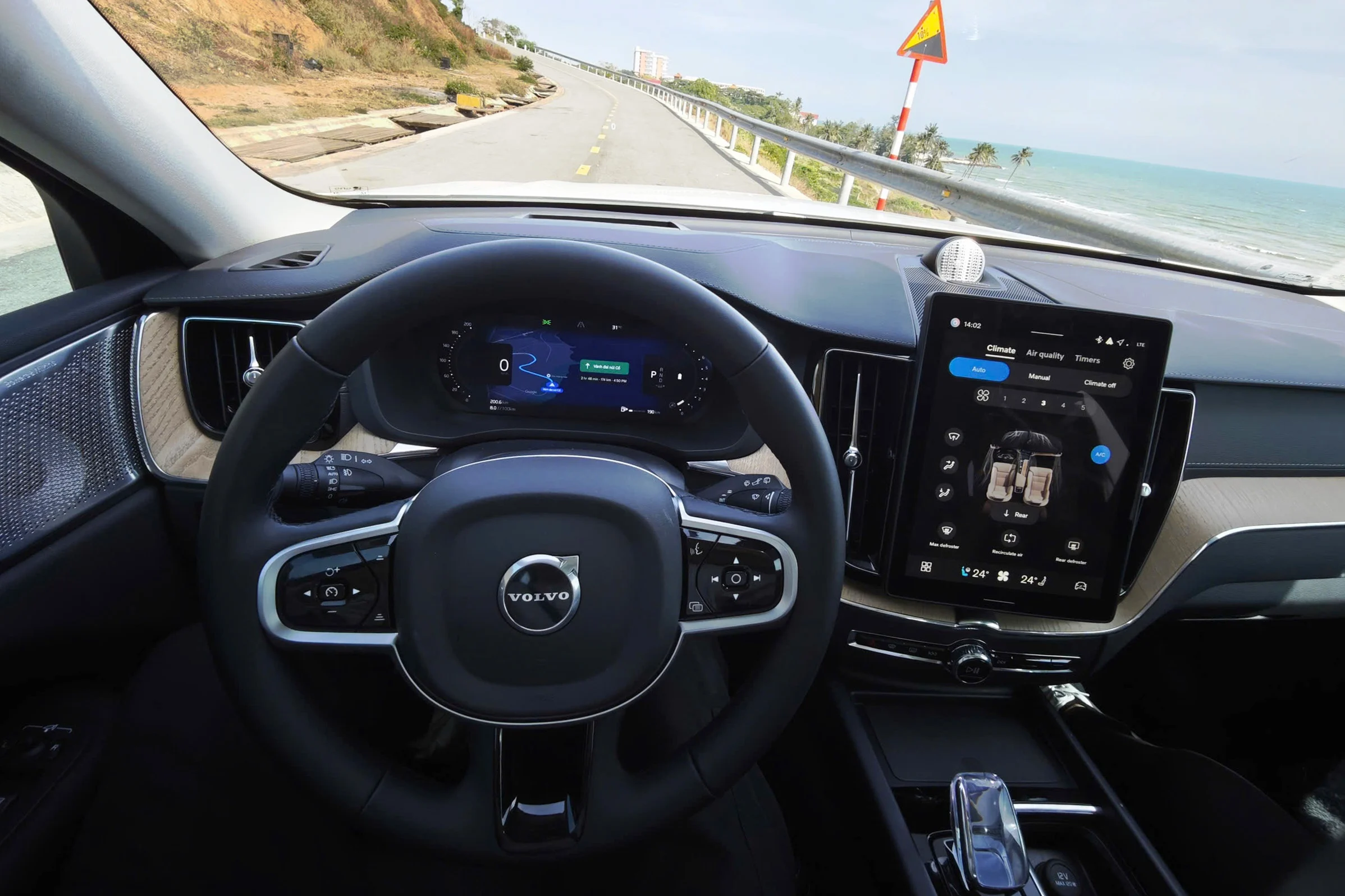 Volvo XC60, luxury SUV review, family SUV, Volvo technology, premium SUV, hybrid SUV, Vietnam car market 7