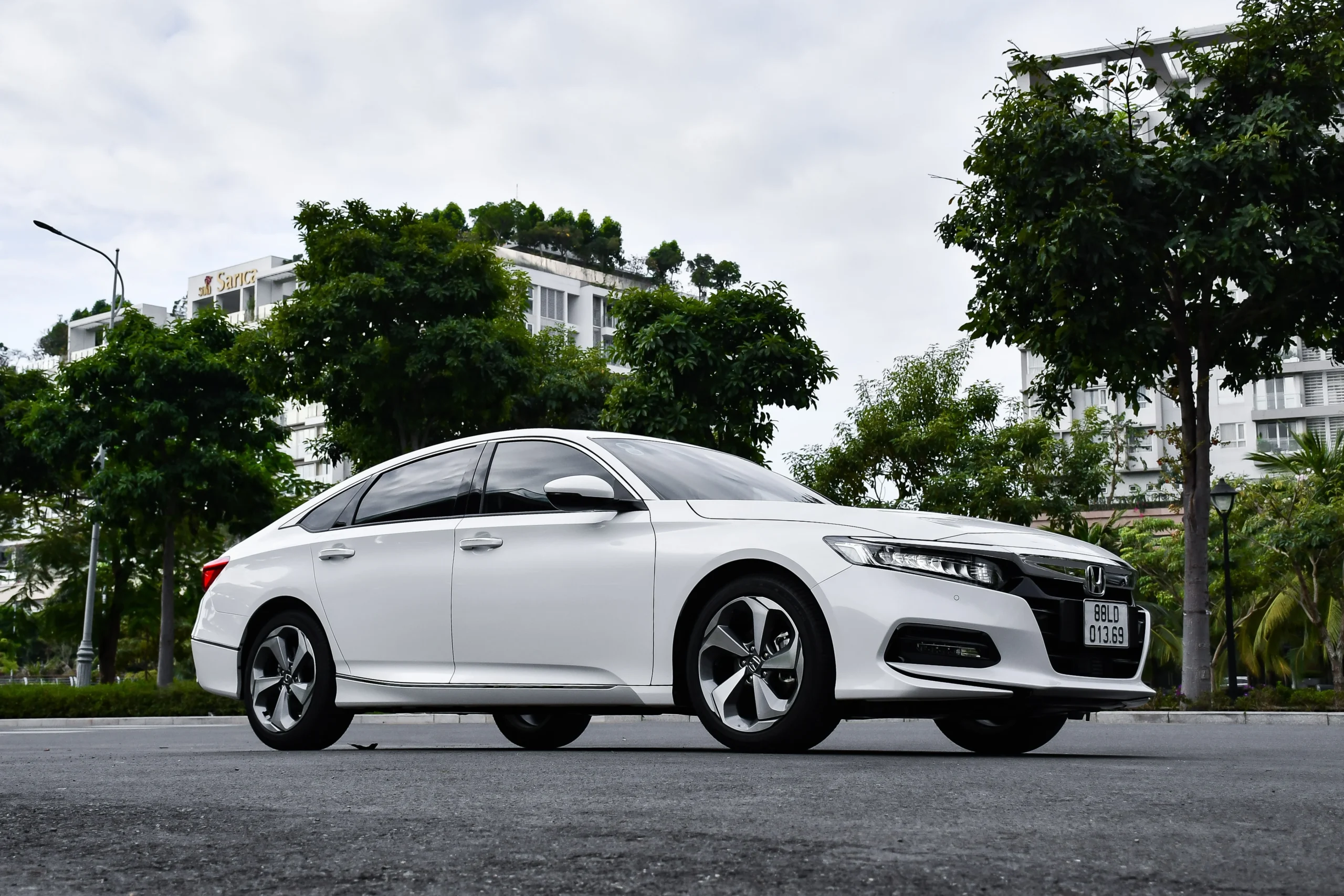 Honda Accord Vietnam, Honda Accord sales, D-segment sedan Vietnam, hybrid sedan Vietnam, Toyota Camry Vietnam, automotive market Vietnam, car sales trends Vietnam, Honda hybrid 2