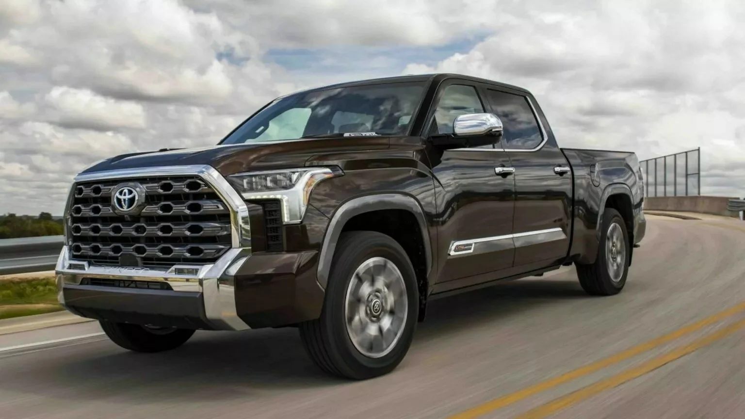 Toyota Tundra recall, Tundra screen issue, US truck recall, Toyota safety recall, multimedia screen glitch, 2024-2025 Tundra, automotive recall USA 2