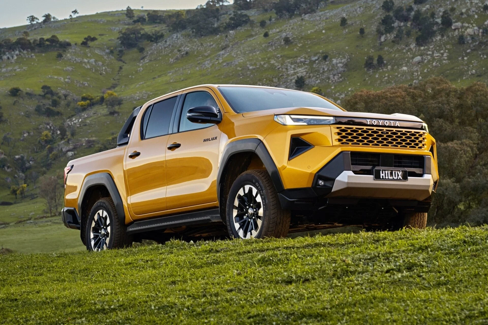 Ford Ranger, Vietnam pickup trucks, Toyota Hilux, Mitsubishi Triton, Isuzu D-Max, pickup truck sales 2025, automotive market Vietnam 4