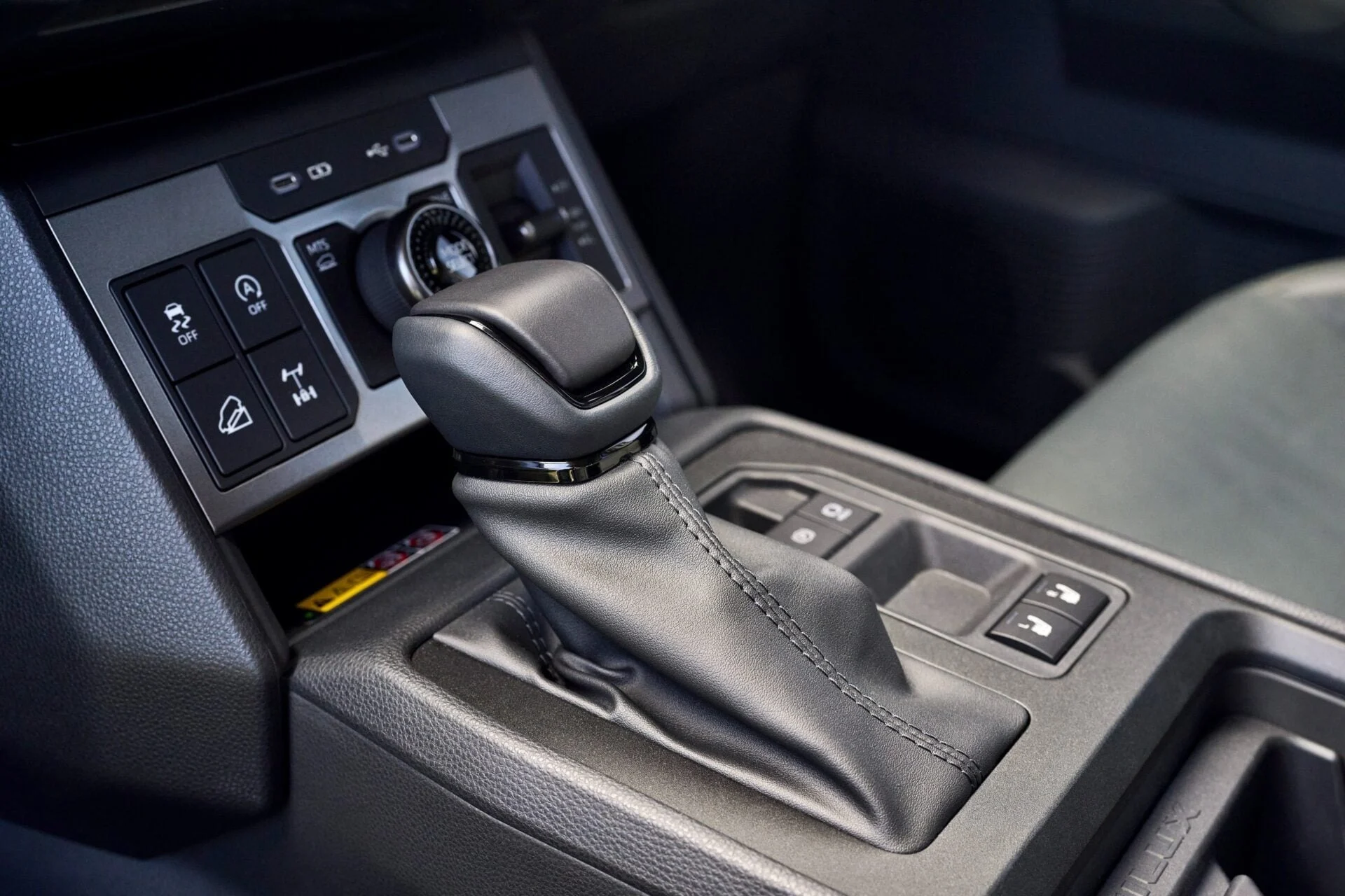 Ford Ranger, Vietnam pickup trucks, Toyota Hilux, Mitsubishi Triton, Isuzu D-Max, pickup truck sales 2025, automotive market Vietnam 7