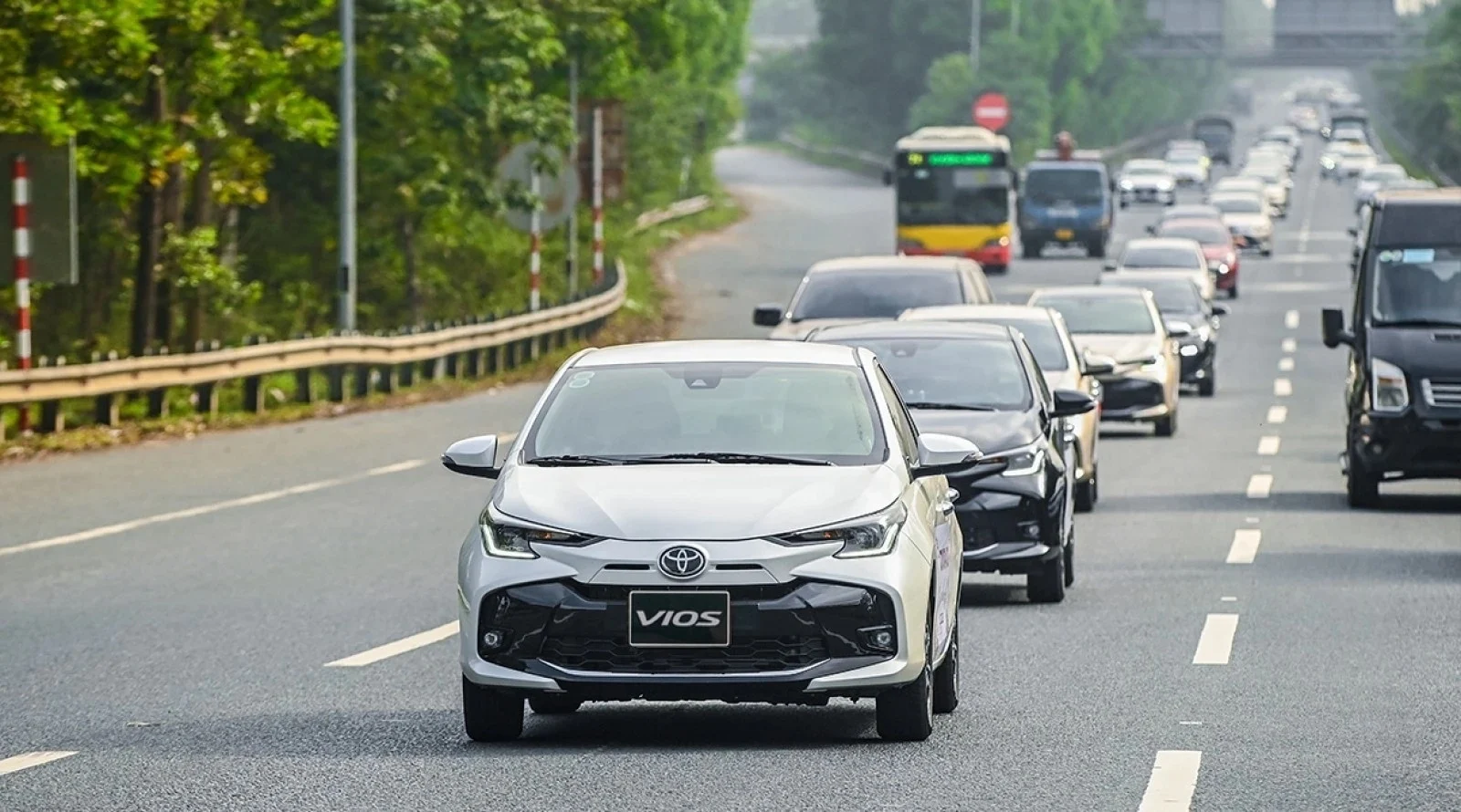 Toyota Vios, compact sedan Vietnam, B-segment sedan, SUV competition, affordable reliable car, Toyota Vietnam, car market trends, sedan sales 4