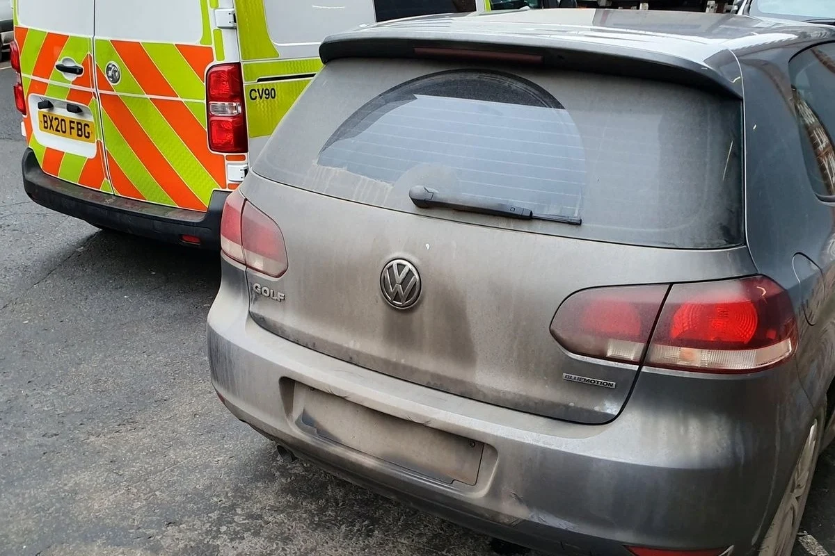 dirty license plate, traffic fines, vehicle registration, road safety, license plate cleaning, international traffic laws, traffic enforcement 3