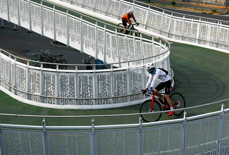 bike lanes, cycling infrastructure, dedicated bike lanes, bike lane design, cycling safety, urban transportation, bike lane examples 3