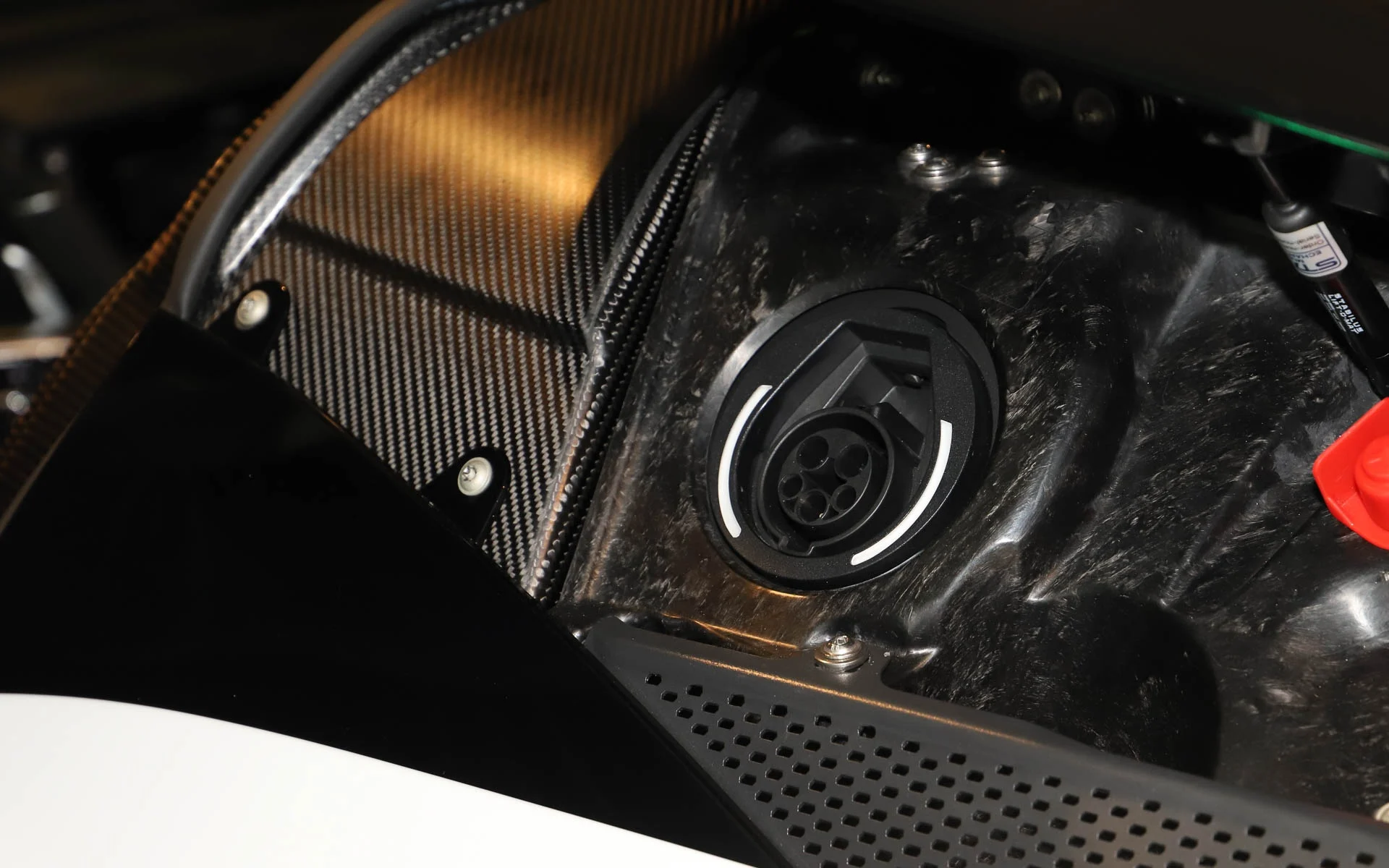 Aston Martin Valhalla, hybrid supercar, limited edition, Japan supercar price, Red Bull Racing partnership, Valhalla specs, luxury hypercar, 2025 supercar 17