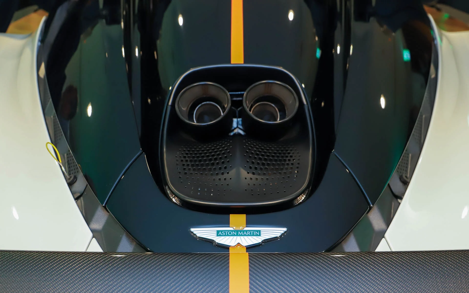 Aston Martin Valhalla, Valhalla price Japan, limited edition supercar, plug-in hybrid supercar, Japan luxury car market, Valhalla specifications, Valhalla performance 8