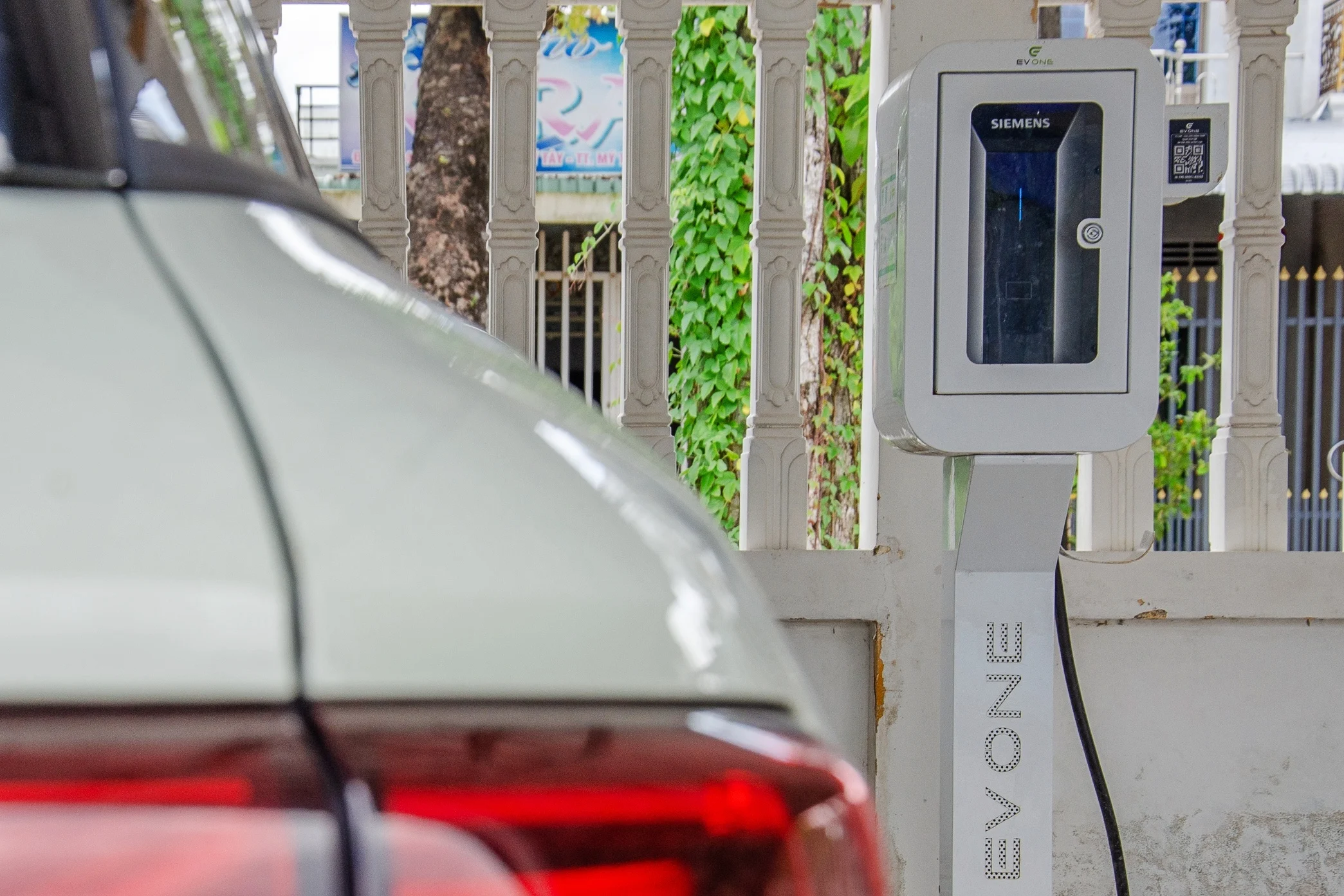 gasoline car sales Vietnam, petrol car market Vietnam, EV growth Vietnam, hybrid vehicles Vietnam, automotive market 2025, VinFast electric cars, traditional car sales 6