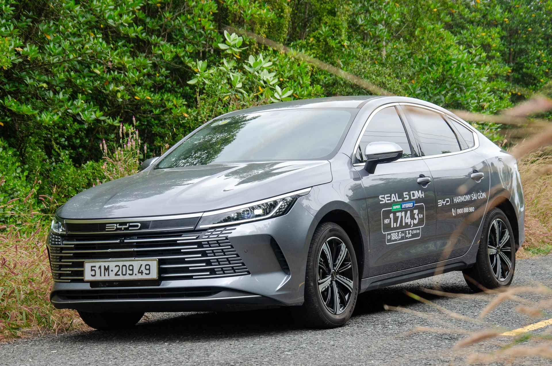 Vietnam sedan market 2025, luxury sedans Vietnam, mass‑market sedans Vietnam, BMW 5 Series 2025, Audi A5 Vietnam, Mercedes E-Class 2025, Skoda Slavia Vietnam, BYD Seal 5 9