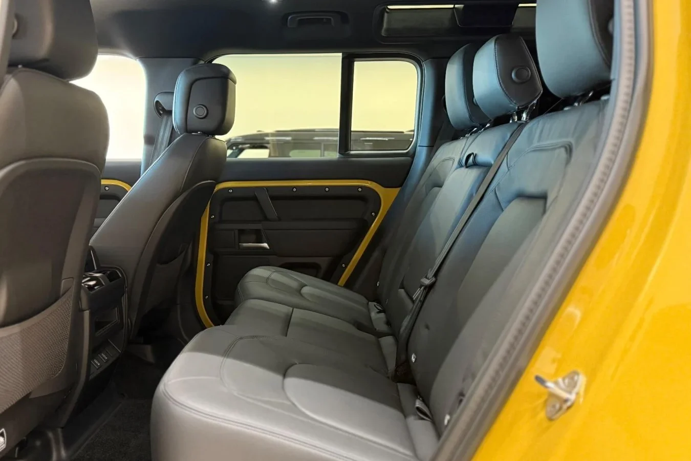 Defender 110 Trophy Edition, Land Rover Defender, off‑road SUV, Camel Trophy, luxury SUV, Vietnam car price, 2024 Land Rover 12