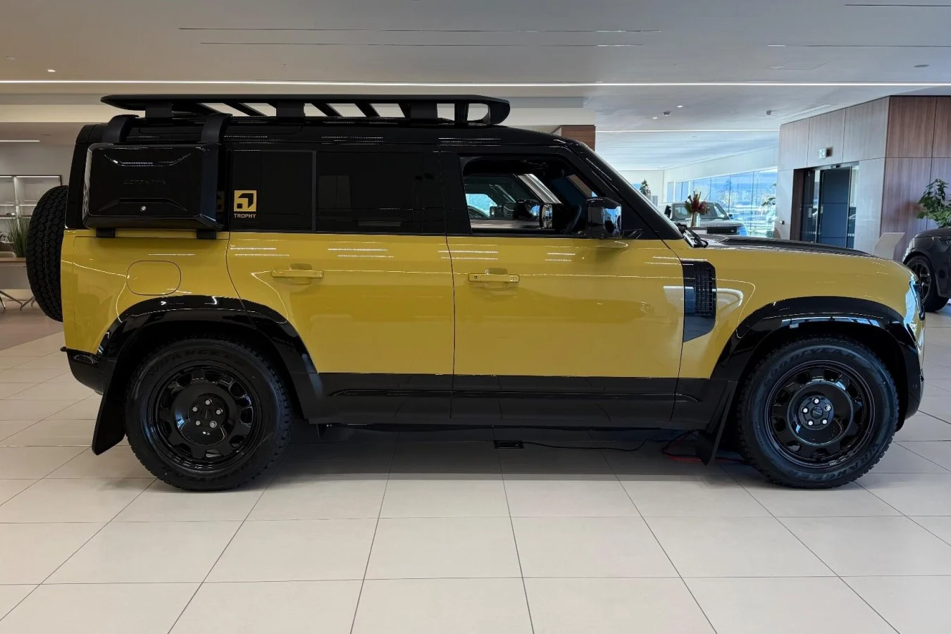 Defender 110 Trophy Edition, Land Rover Defender, off‑road SUV, Camel Trophy, luxury SUV, Vietnam car price, 2024 Land Rover 5