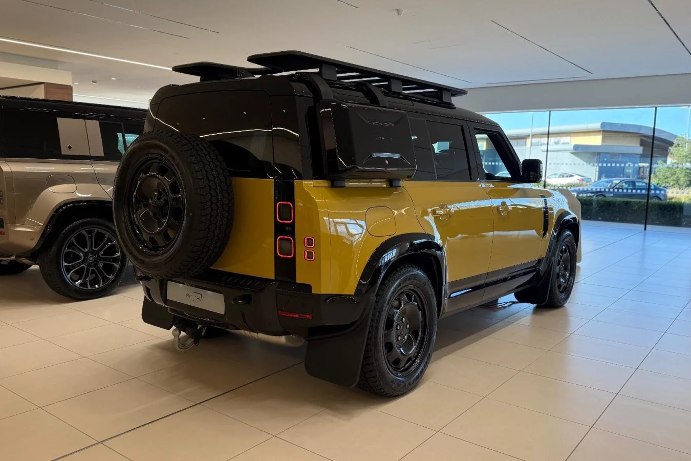 Defender 110 Trophy Edition, Land Rover Defender, off‑road SUV, Camel Trophy, luxury SUV, Vietnam car price, 2024 Land Rover 3