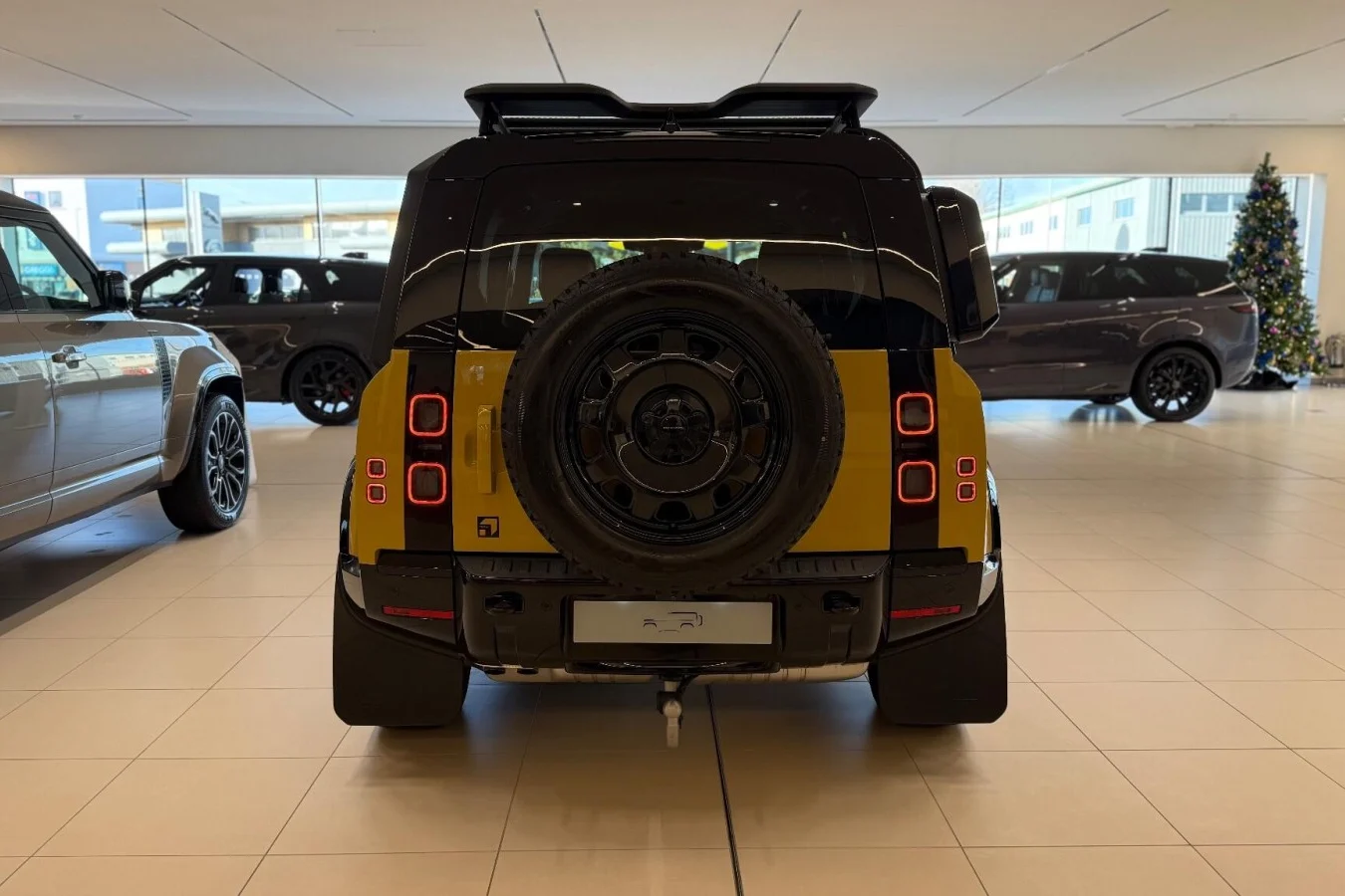 Defender 110 Trophy Edition, Land Rover Defender, off‑road SUV, Camel Trophy, luxury SUV, Vietnam car price, 2024 Land Rover 15