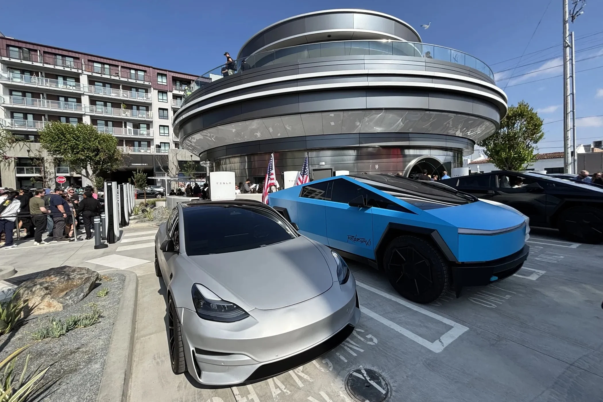 California EV rebate, electric vehicle incentives, clean vehicle rebate program, US EV market, electric car sales decline, Gavin Newsom EV policy, federal EV tax credit 2