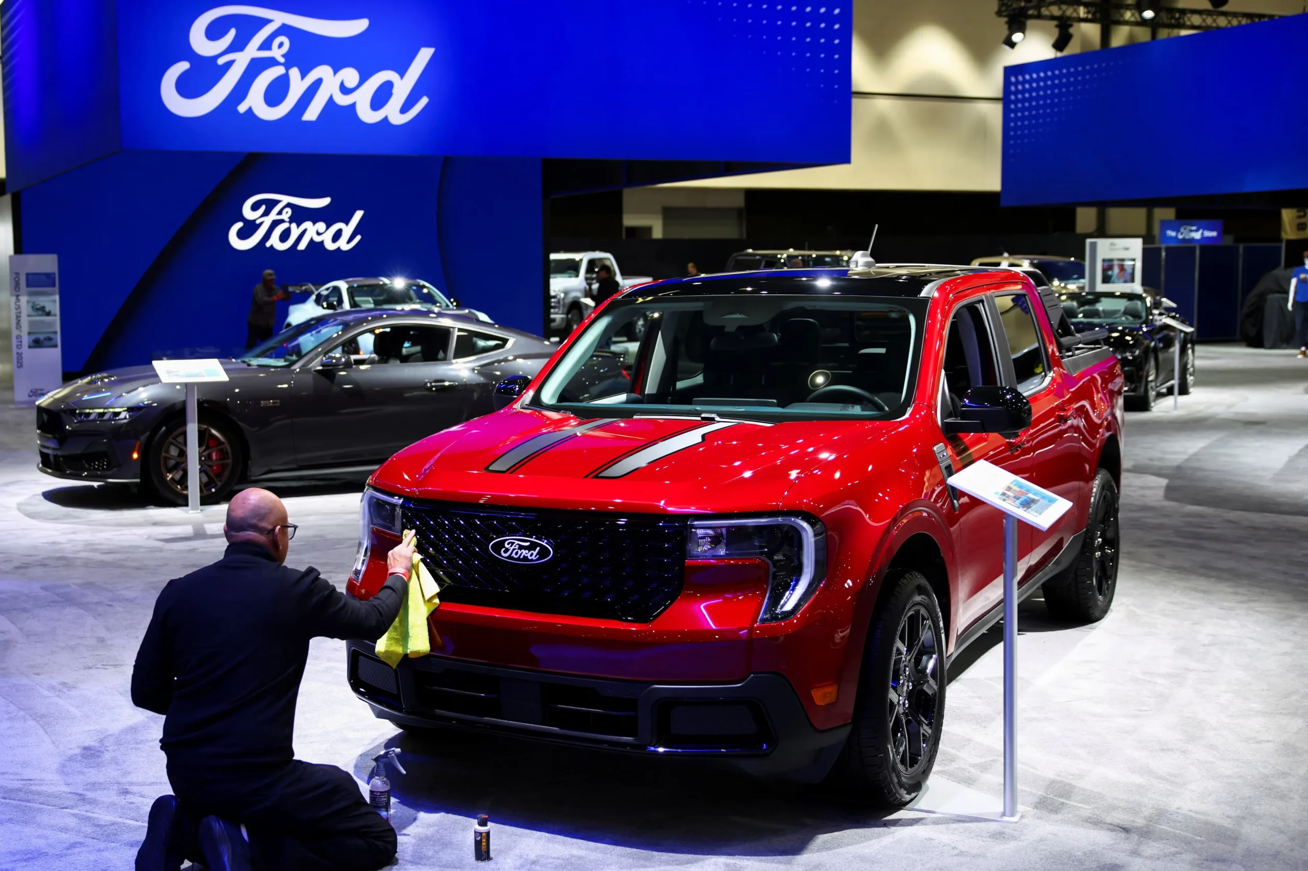 Ford sales 2025, US automotive market, hybrid vehicles, Maverick pickup, electric vehicle slowdown, Ford sales growth, affordable trucks 3