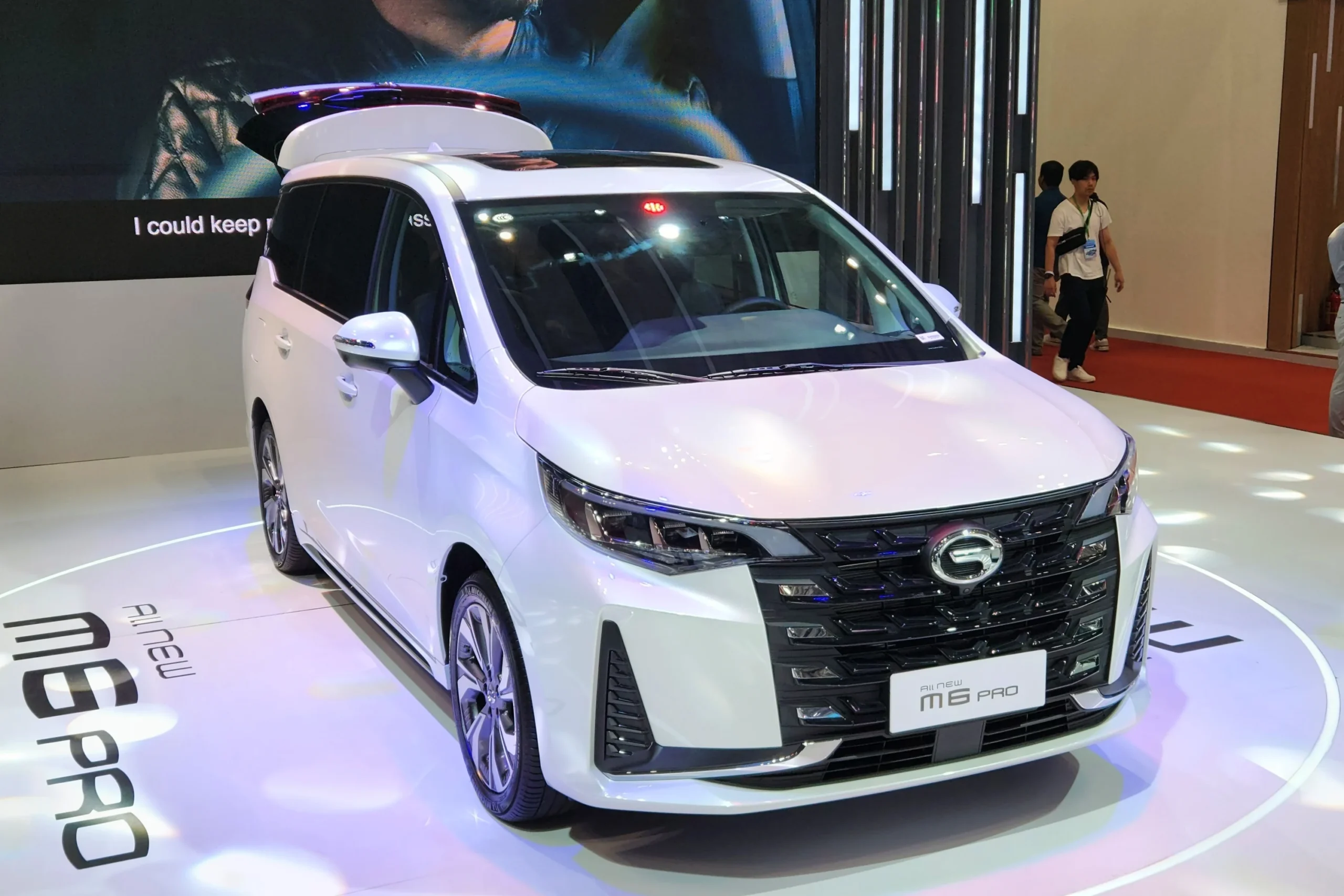 7-seater MPV, Vietnam car market, MPV sales, electric MPV Vietnam, affordable family van, Toyota Veloz, VinFast electric MPV, Mitsubishi Xpander 10