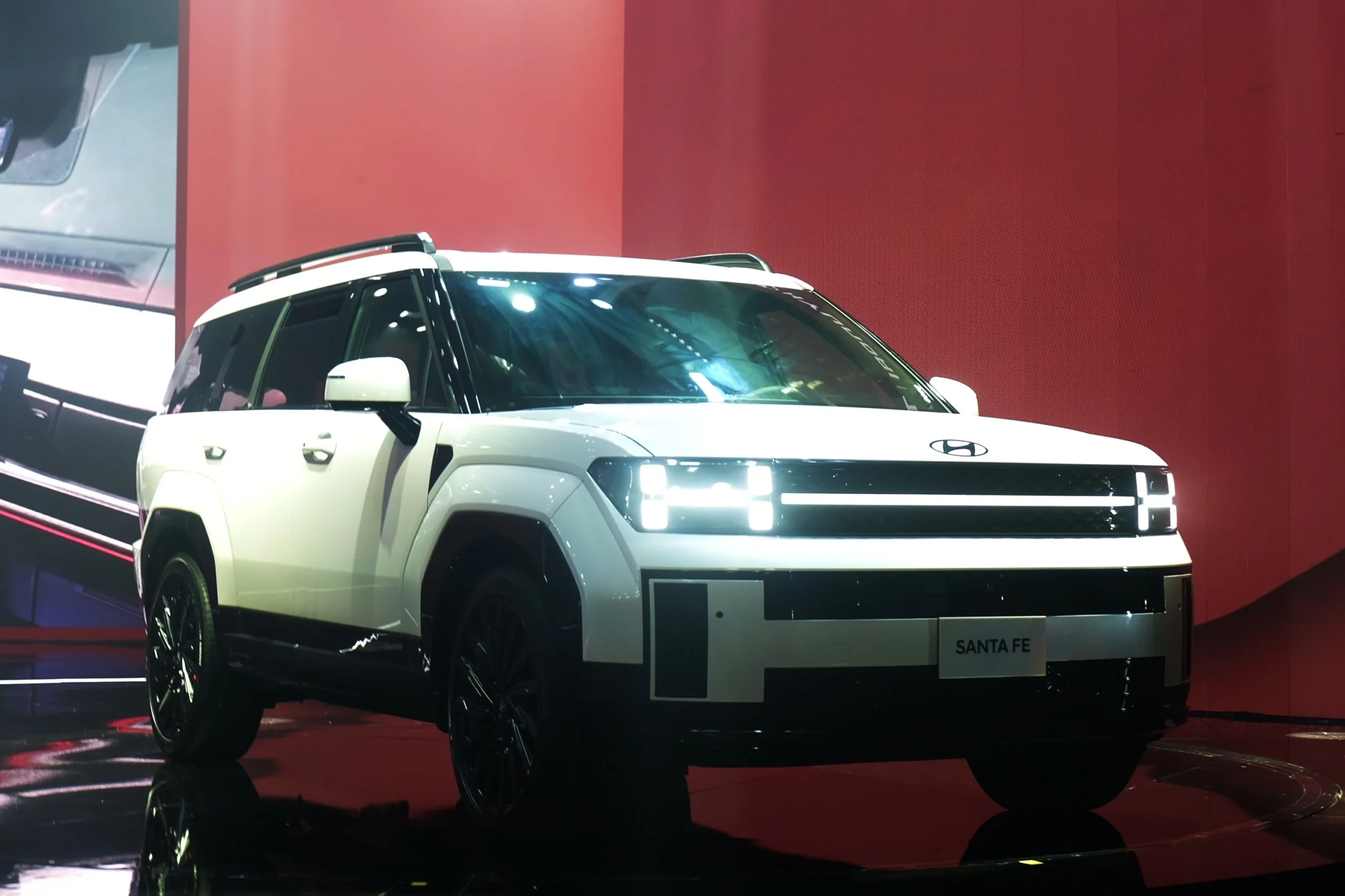 Hanoi government car purchase, Vietnam official vehicle procurement, affordable sedans Vietnam, budget SUVs Hanoi, 950 million VND car limit, government fleet cars 7