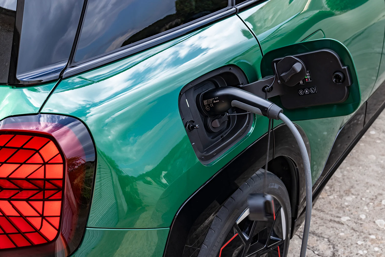 electric vehicles UK, green car colour, UK car market trends, sustainable automotive, EV sales growth, green vehicles, car colour preferences 3