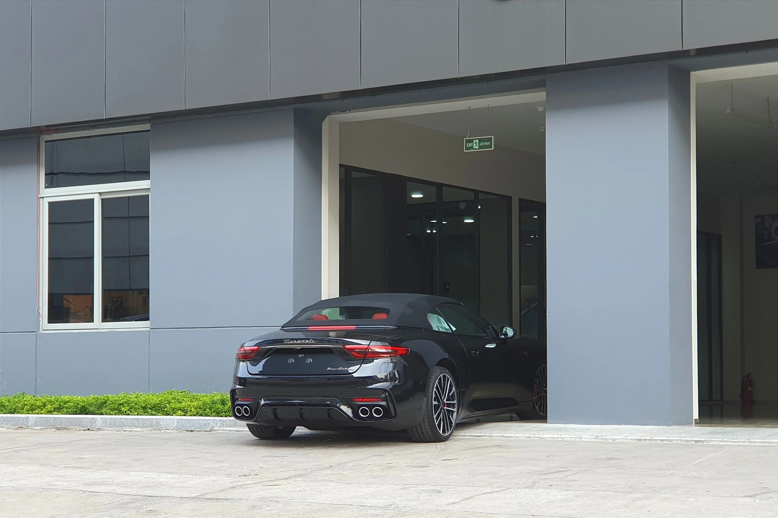 Maserati GranCabrio Trofeo, Maserati Vietnam, luxury convertible, high performance grand tourer, V6 twin turbo, Trofeo edition, Maserati price Vietnam 2