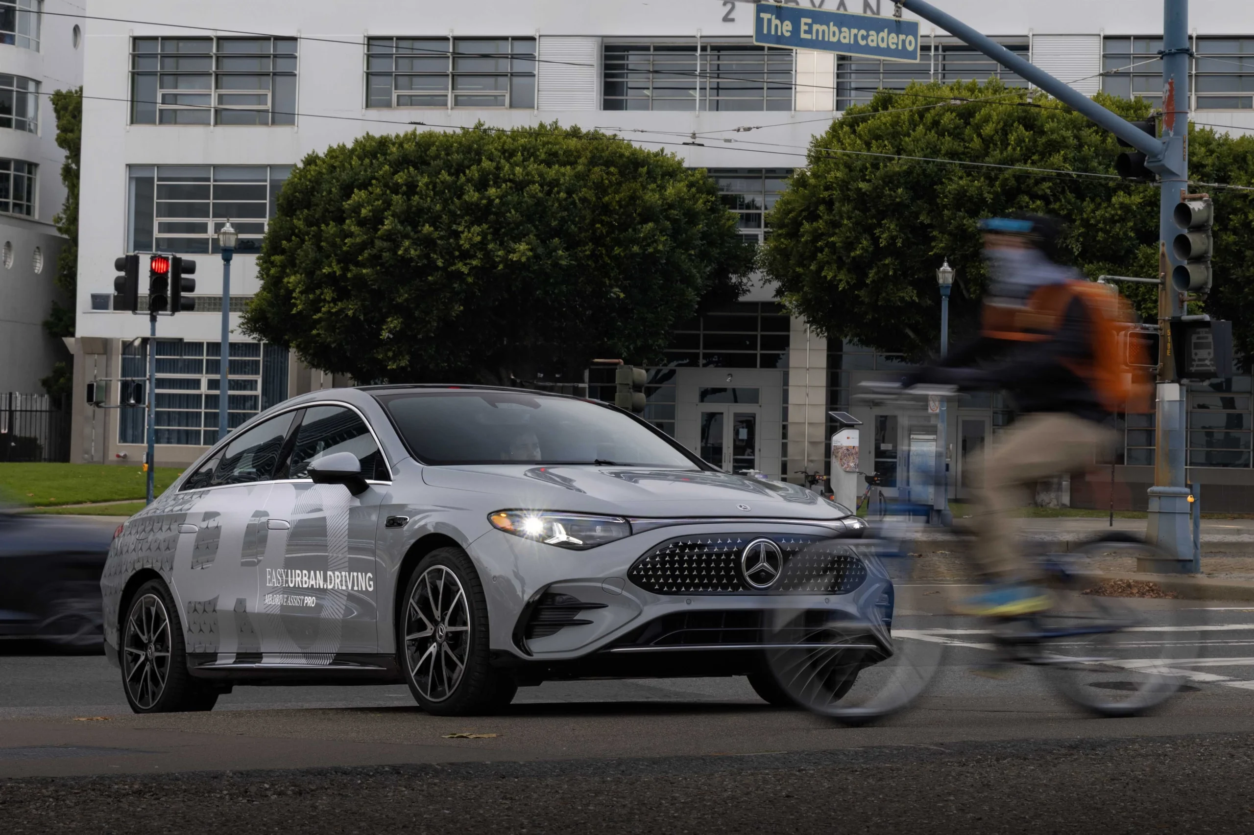 Mercedes-Benz, autonomous driving, MB.DRIVE ASSIST PRO, Tesla FSD, self-driving cars, urban autonomous technology, automotive AI, electric vehicle 2