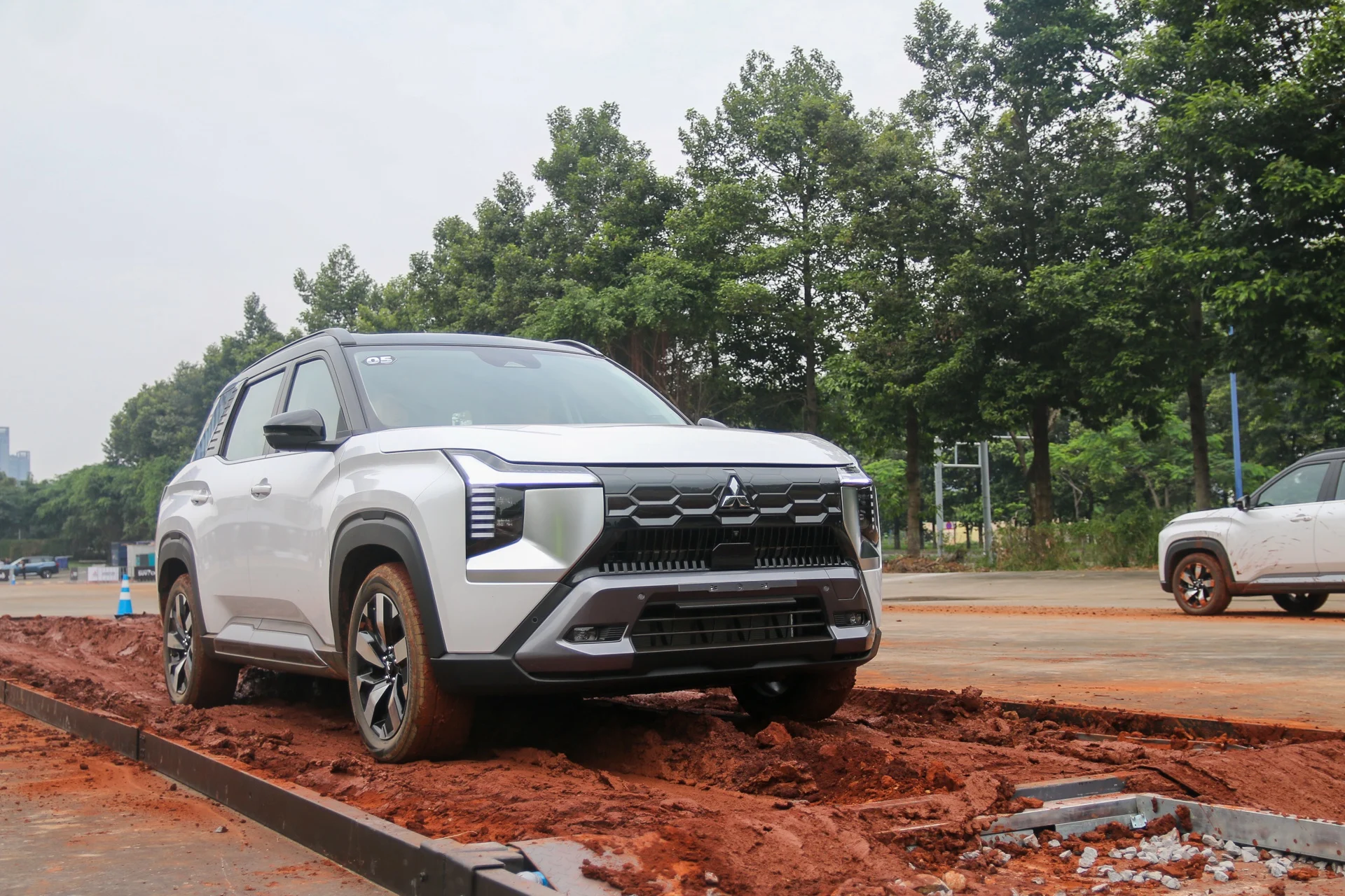 Mitsubishi Destinator, Mazda CX-5, family SUV, SUV comparison, spring car buying, Vietnam car market, budget SUV, off-road SUV 5