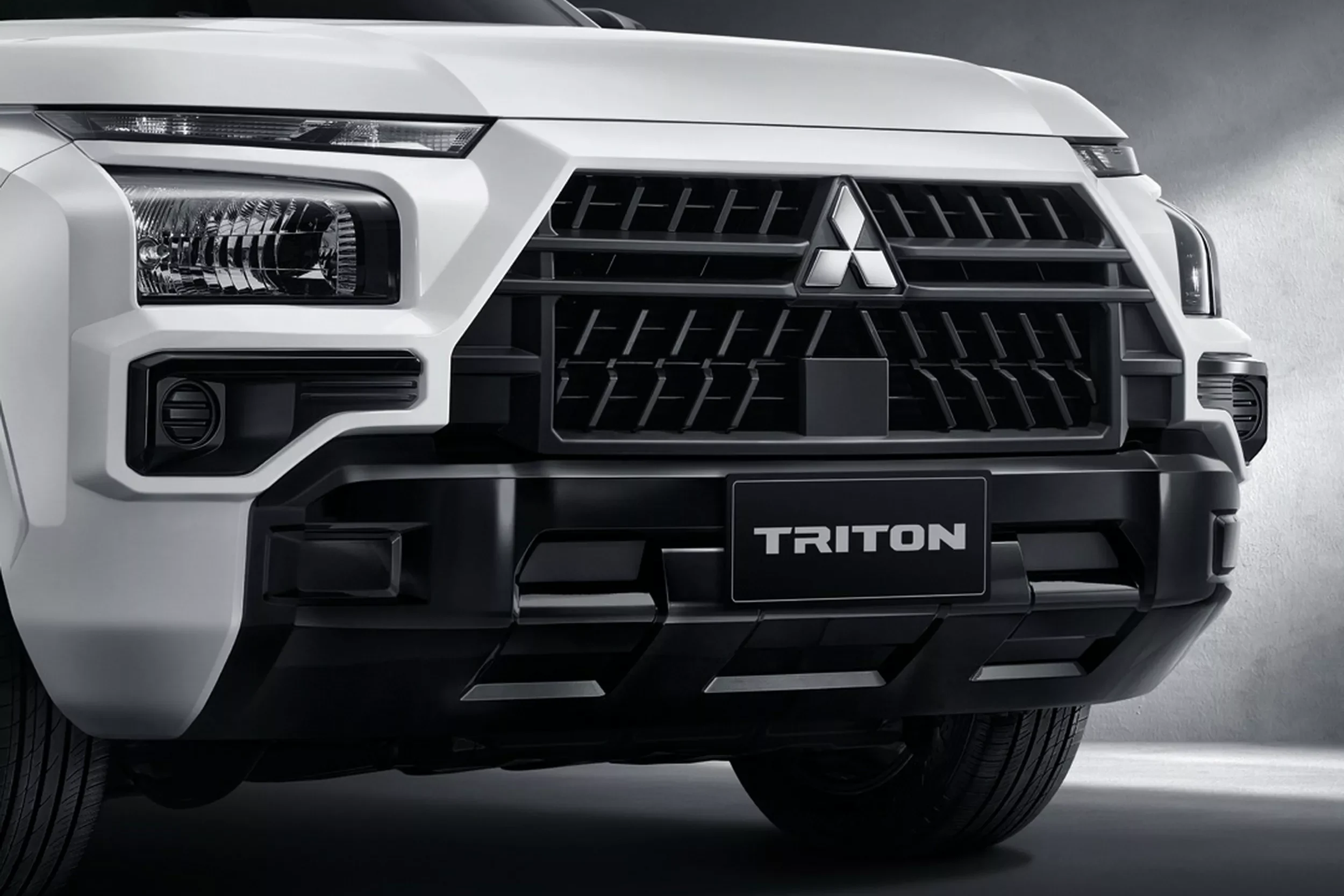 Mitsubishi Triton Street, Mitsubishi Triton price, Thailand pickup trucks, 2.4L diesel pickup, Mitsubishi Triton specs, Thai automotive market, sport pickup Thailand 4