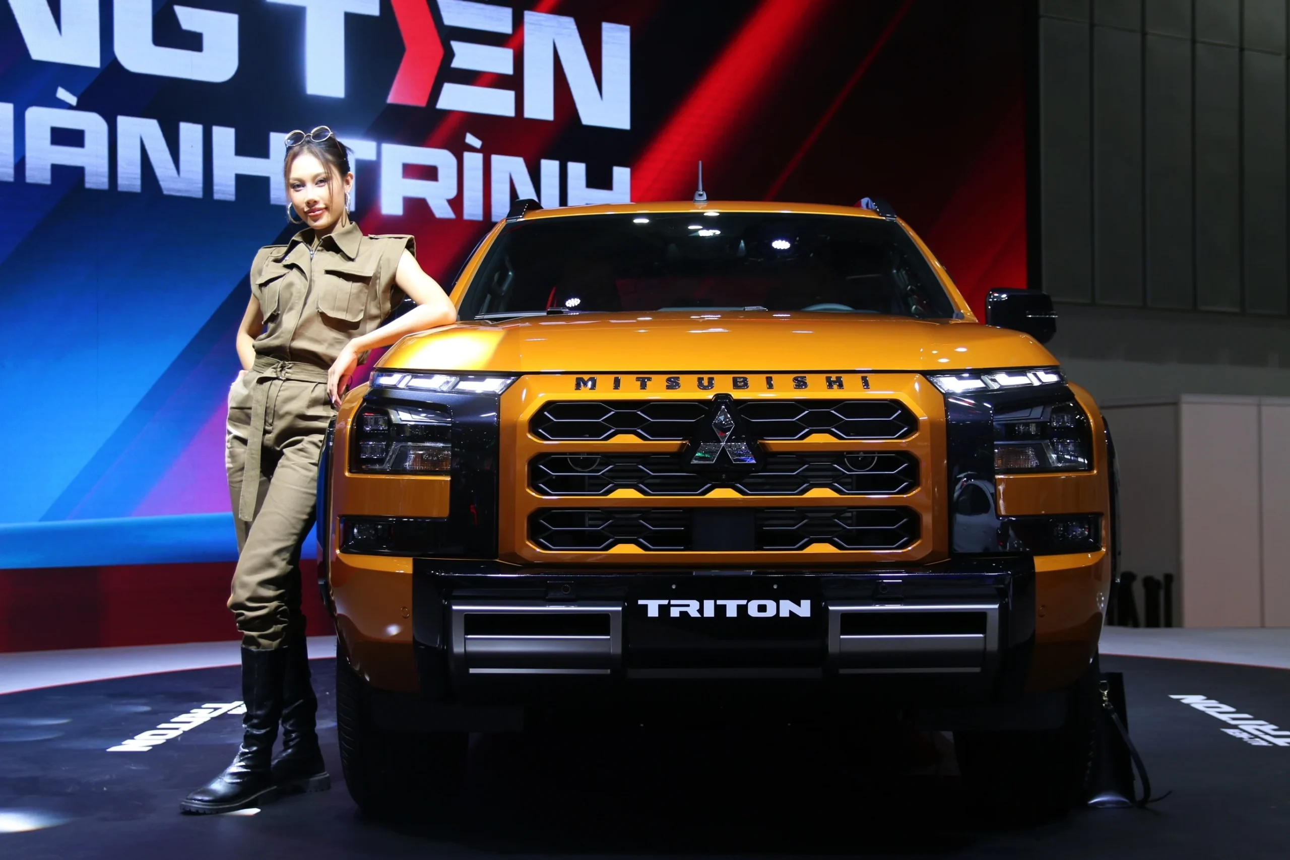 Toyota Hilux 2026, Ford Ranger Vietnam, pickup truck market, 2.8L diesel engine, Toyota Safety Sense, Multi-Terrain Select, Vietnam automotive, pickup truck pricing 13