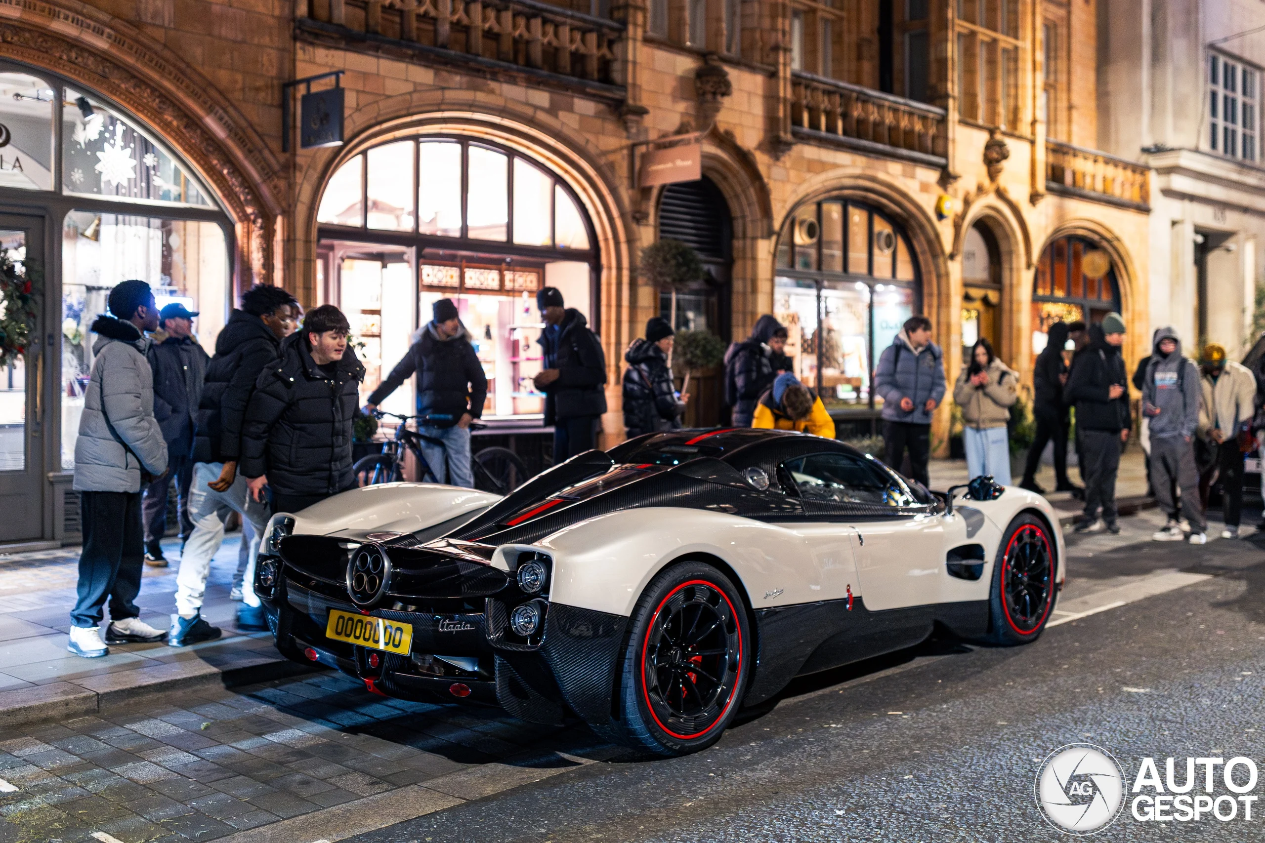 Pagani Utopia, hypercar, supercar London, Pagani Utopia specs, limited edition supercar, Mount Street car show, high-performance V12, Pagani news 10