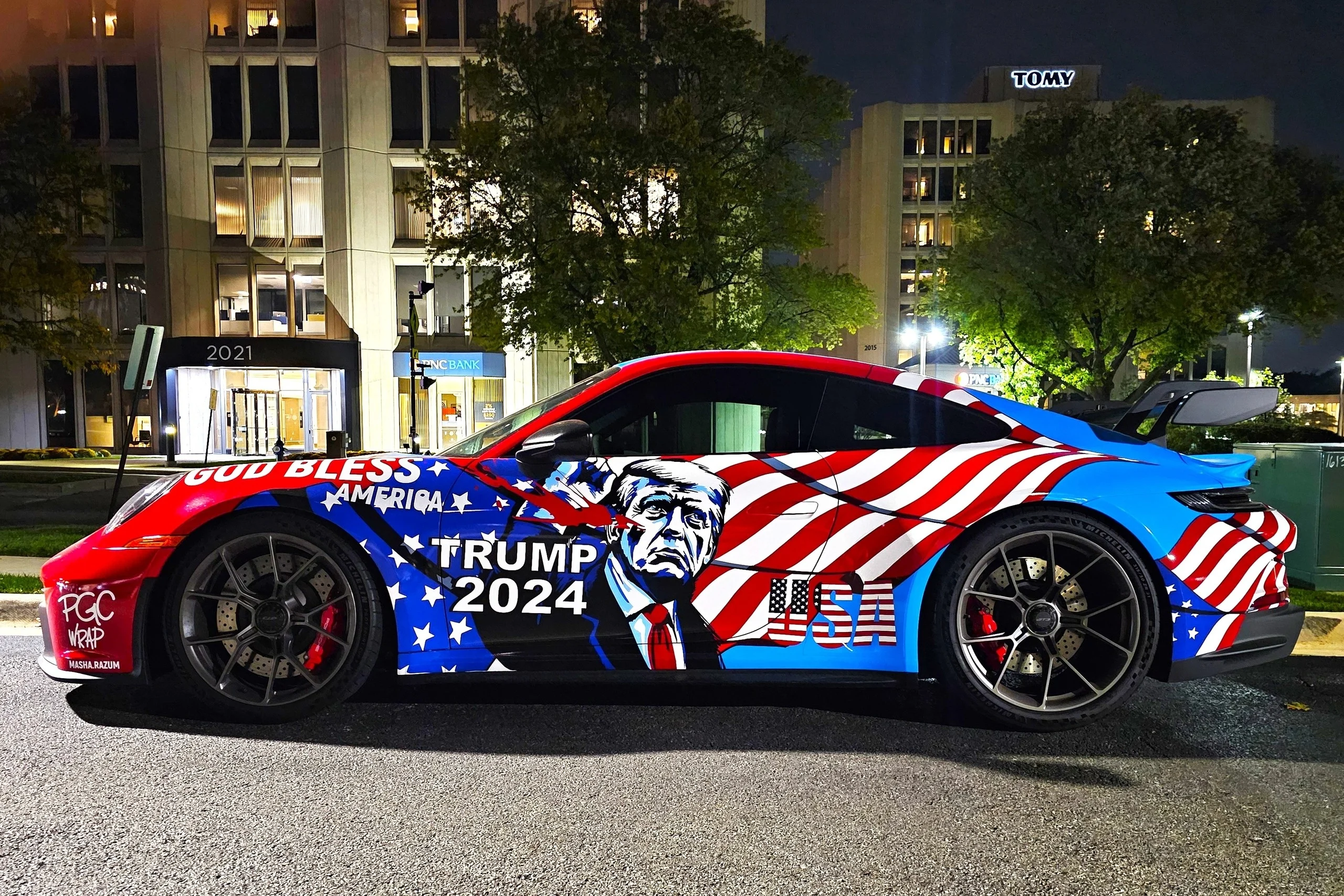 Porsche sales, 2025 automotive market, electric vehicles, Porsche Macan, Porsche 911, luxury car sales, EV adoption, Porsche 2026 strategy 3