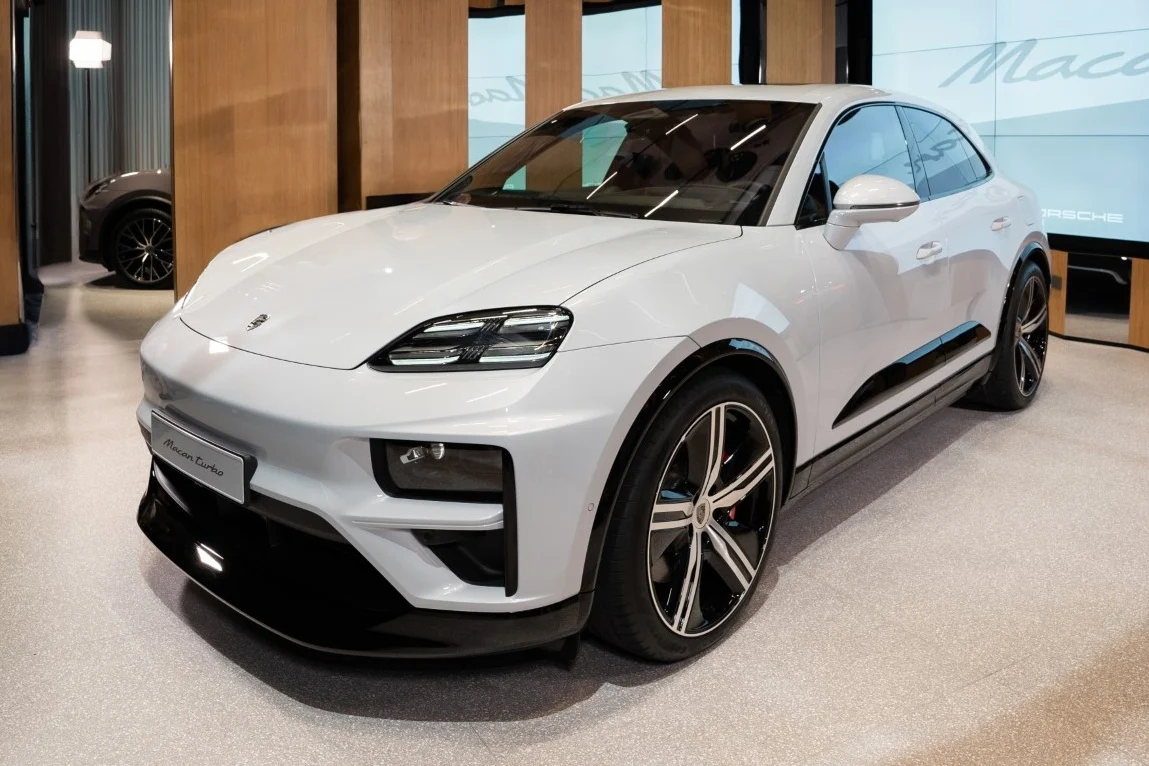 Porsche Macan gasoline, Porsche Macan electric, Porsche strategy, Oliver Blume, internal combustion engine, hybrid SUV, automotive industry news 3