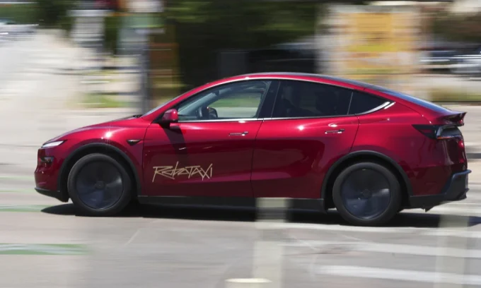 Tesla 2025 predictions, Elon Musk forecast, Tesla production decline, robotaxi, Tesla Semi, Optimus robot, Tesla sales Europe 3