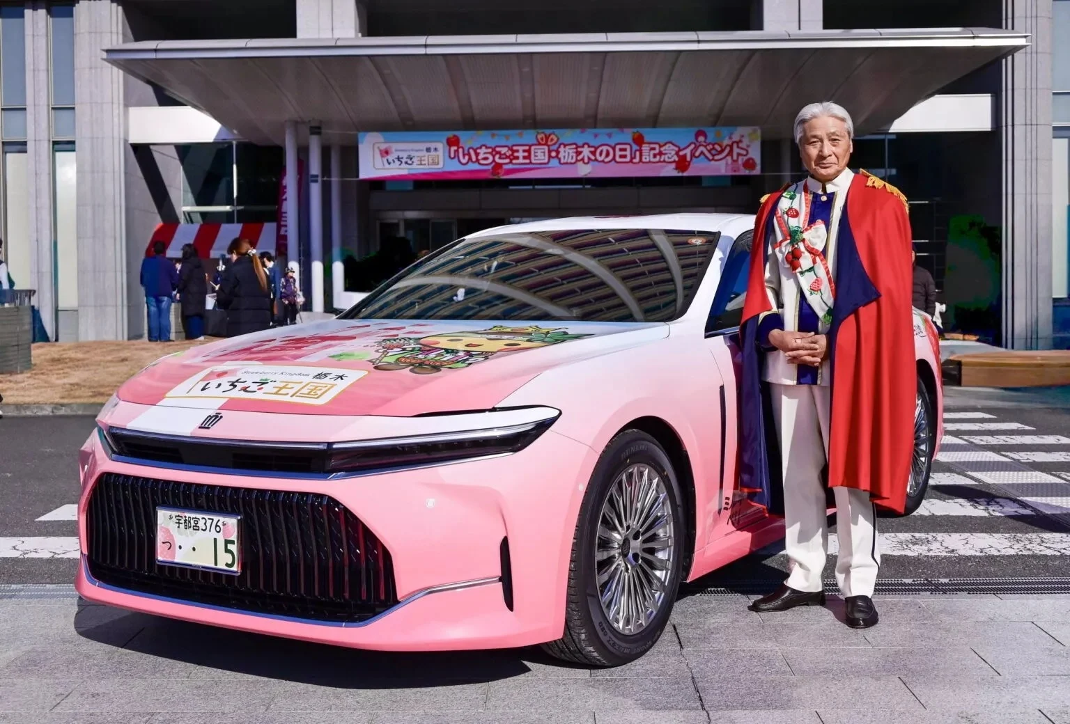 Toyota Crown, pink Toyota Crown, limited edition Toyota, Toyota hybrid, Japanese luxury car, Tochigi strawberries, special edition car 2