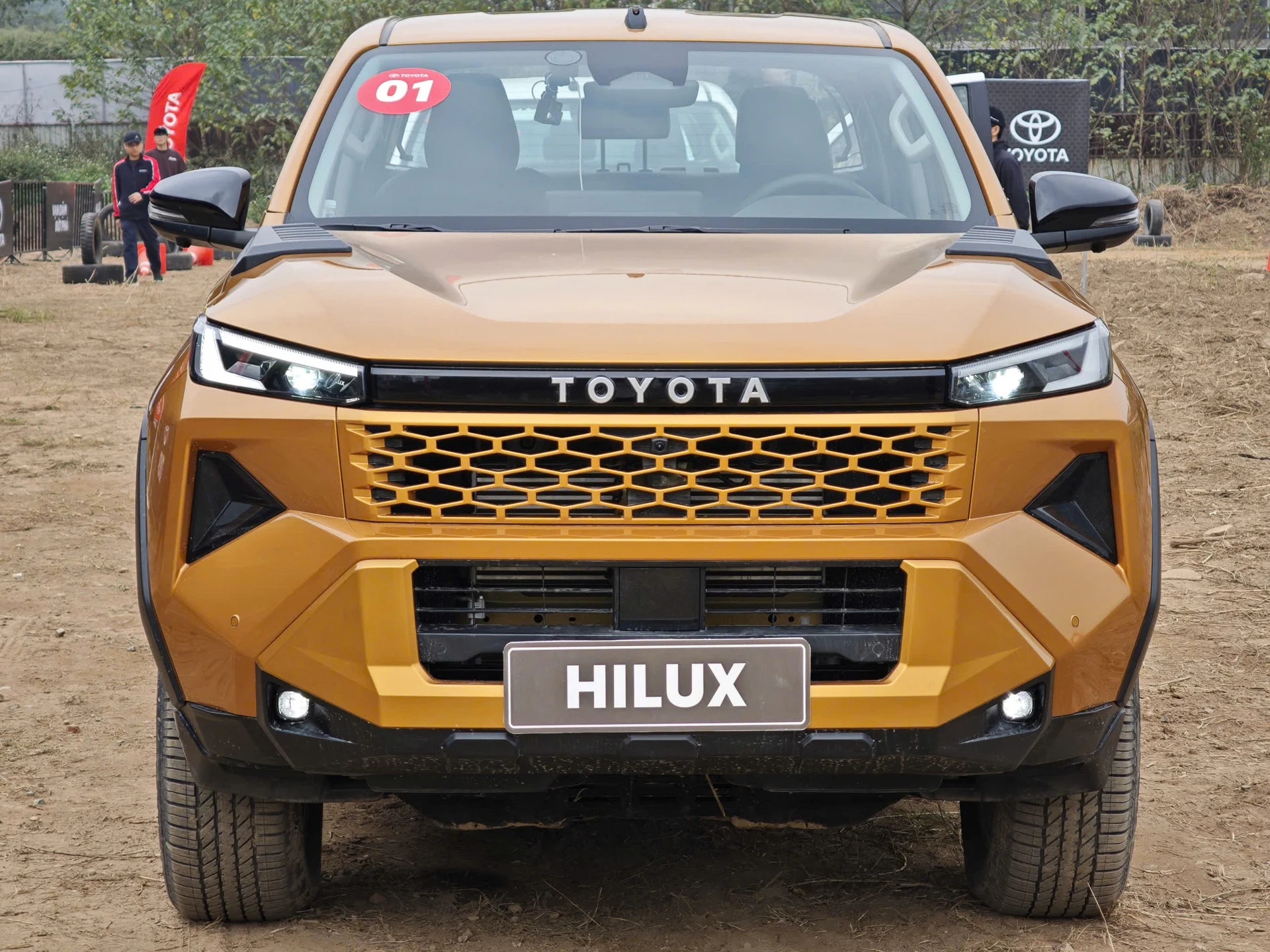 Toyota Hilux 2026, Ford Ranger Vietnam, mid-size pickup, 2.8L diesel engine, Vietnam pickup market, Toyota Hilux price, Toyota Safety Sense 2
