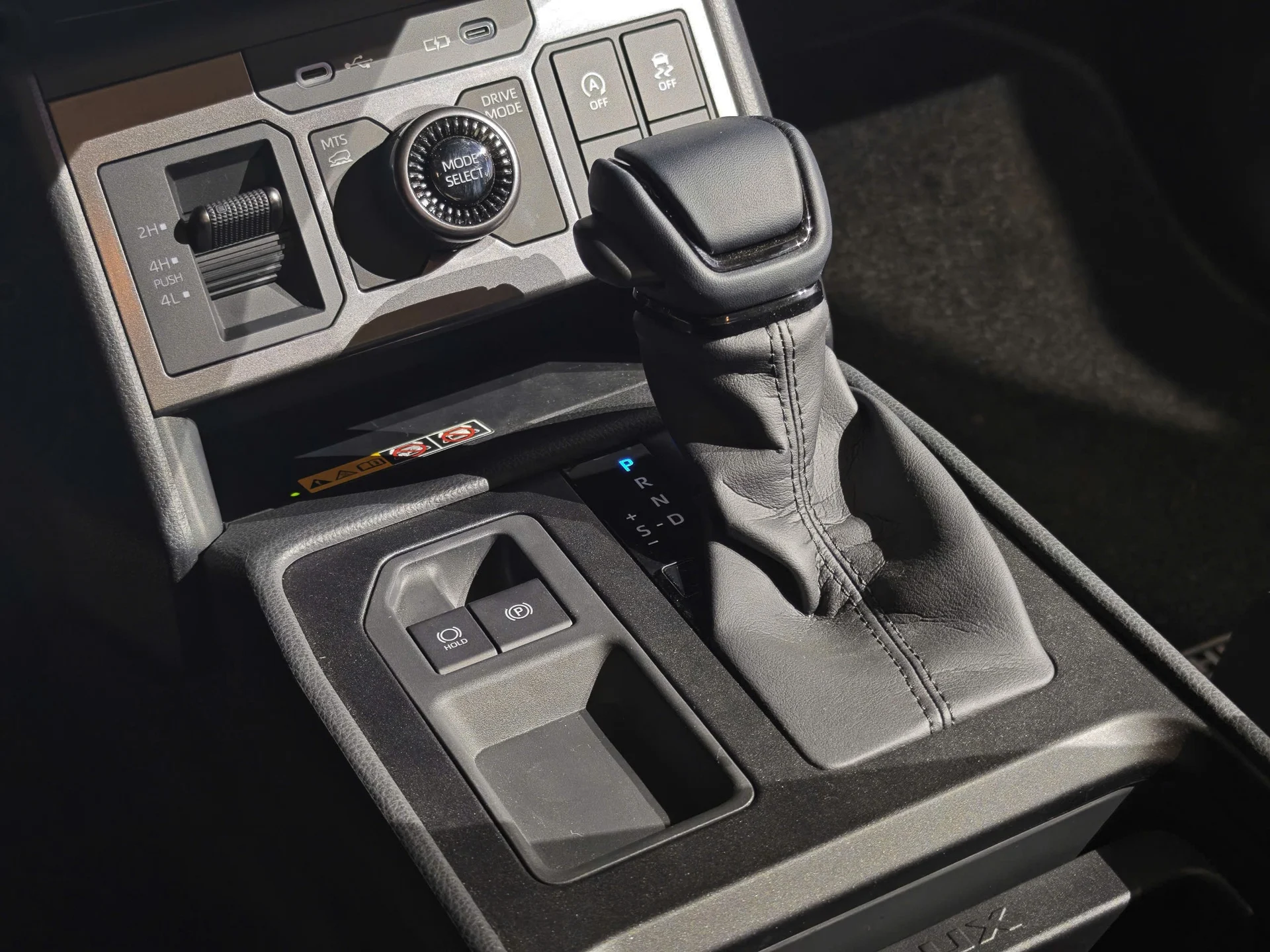 Toyota Hilux 2026, pickup truck Vietnam, 2.8L diesel engine, Ford Ranger competition, Toyota Safety Sense, off-road pickup, Vietnam automotive market 10