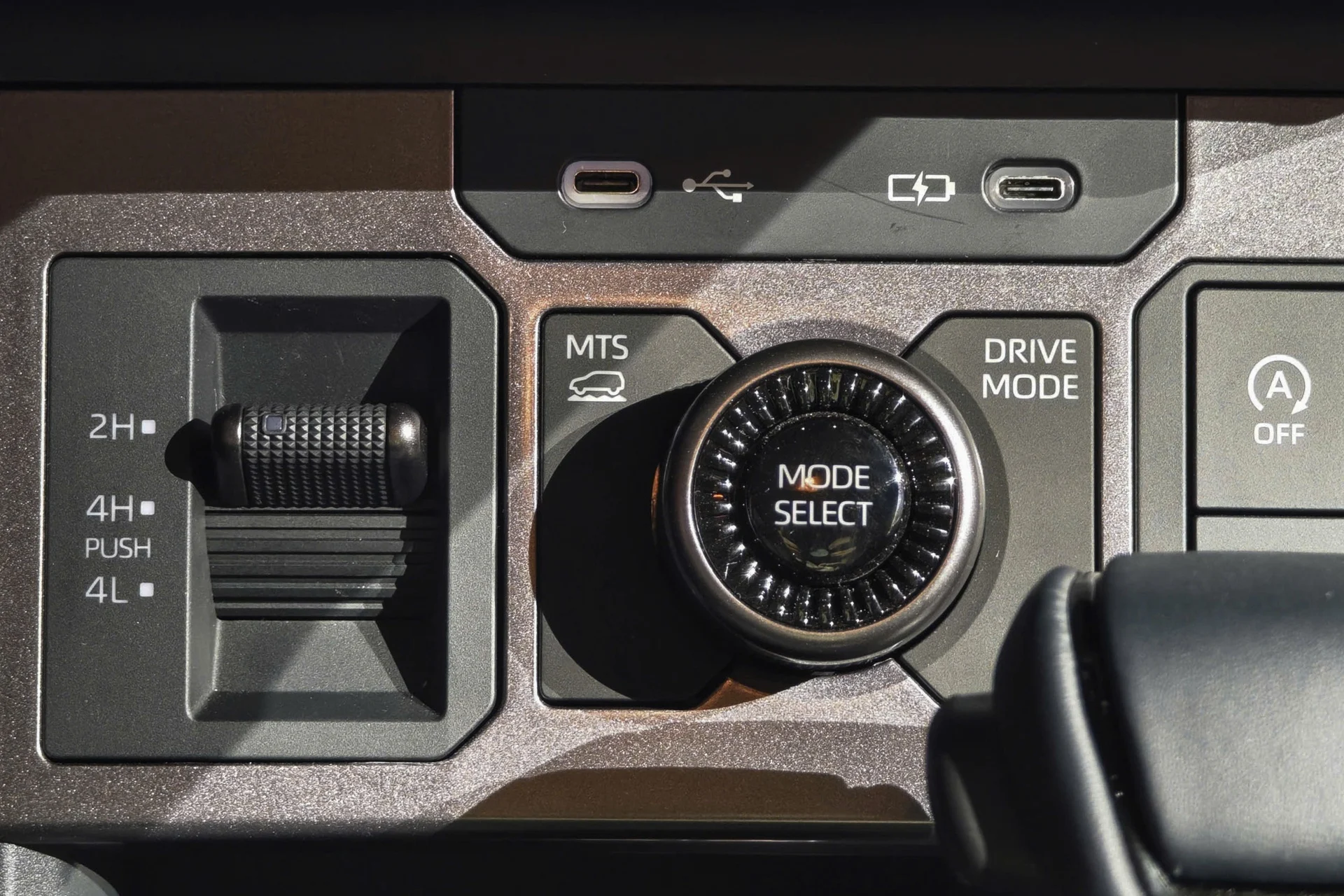 Toyota Hilux 2026, Ford Ranger Vietnam, 2.8L diesel pickup, Toyota Safety Sense, Vietnam pickup market, Toyota Hilux price, diesel pickup Vietnam 11