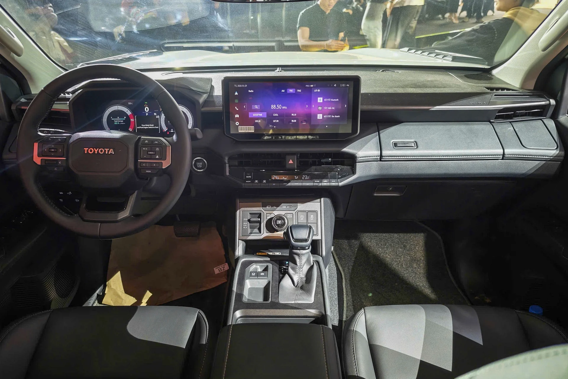 Toyota Hilux 2026, Ford Ranger Vietnam, diesel pickup, Toyota Safety Sense, 2.8L diesel engine, Vietnam pickup market, mid-size truck 8