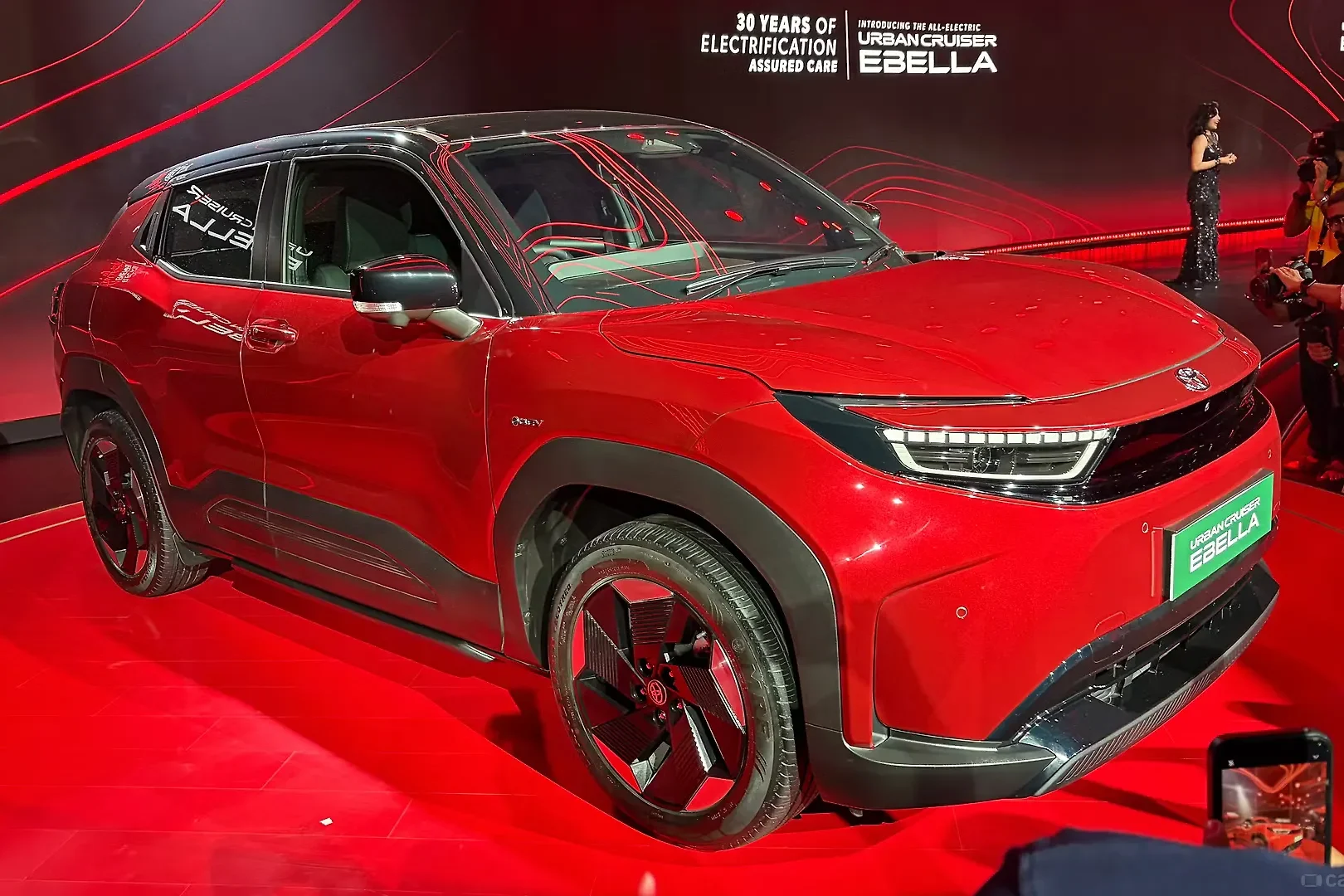 Toyota sales 2025, global car market, hybrid vehicles, electric vehicles, US auto tariffs, Chinese automakers competition, automotive industry trends 6