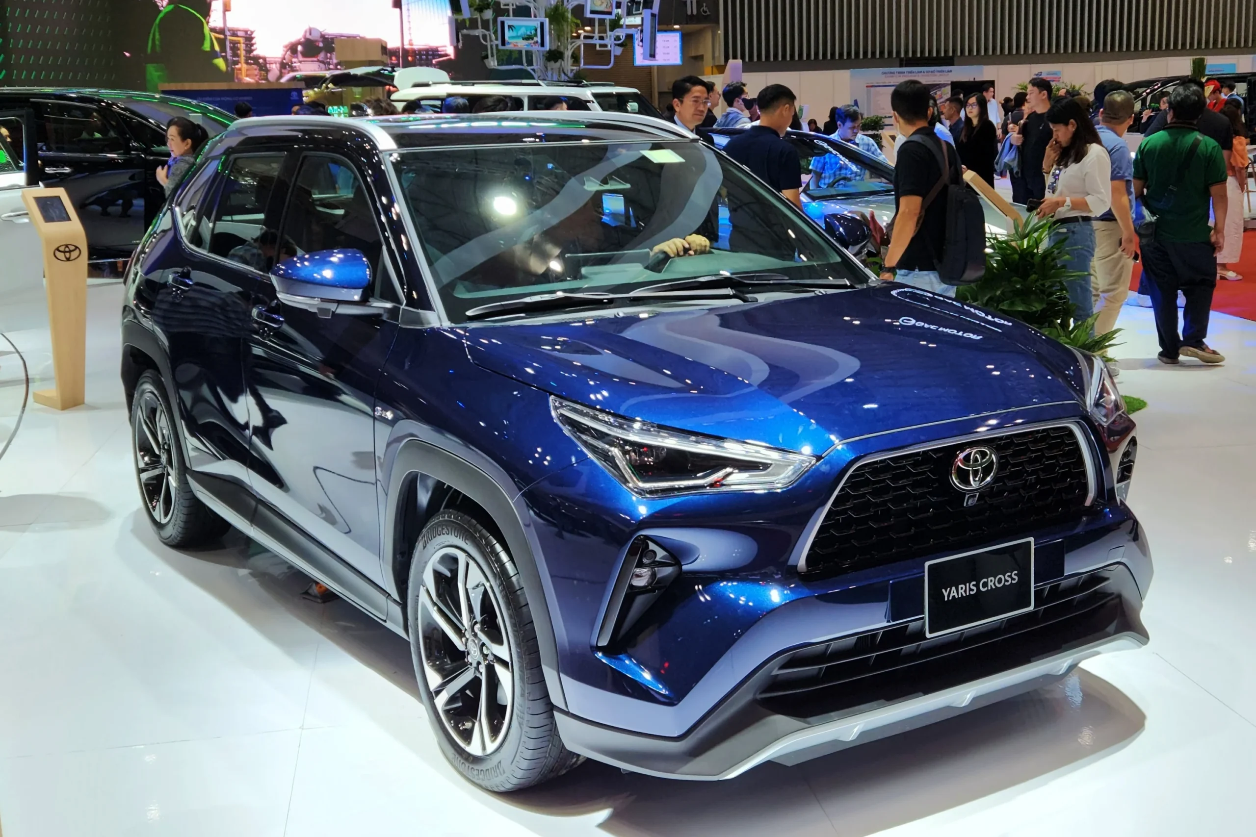 VinFast VF6, Mitsubishi Xforce, Vietnam SUV market, electric SUV Vietnam, affordable electric SUV, 2025 car sales, LEZ Hanoi, hybrid SUV Vietnam 4