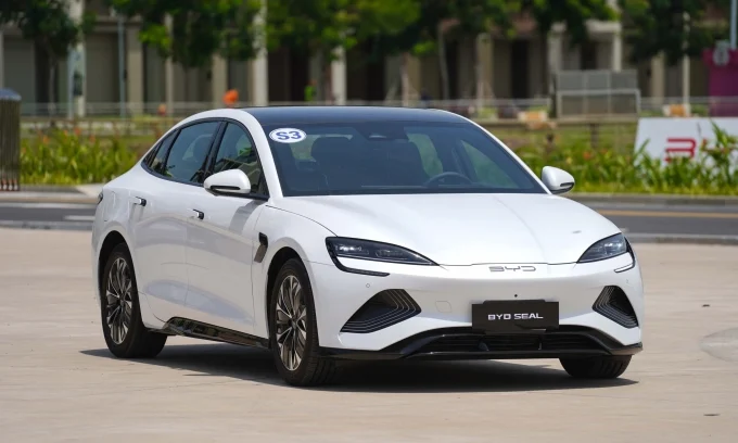 BYD, Tesla, electric vehicles, EV sales, auto industry, China, automotive news, EV market 2