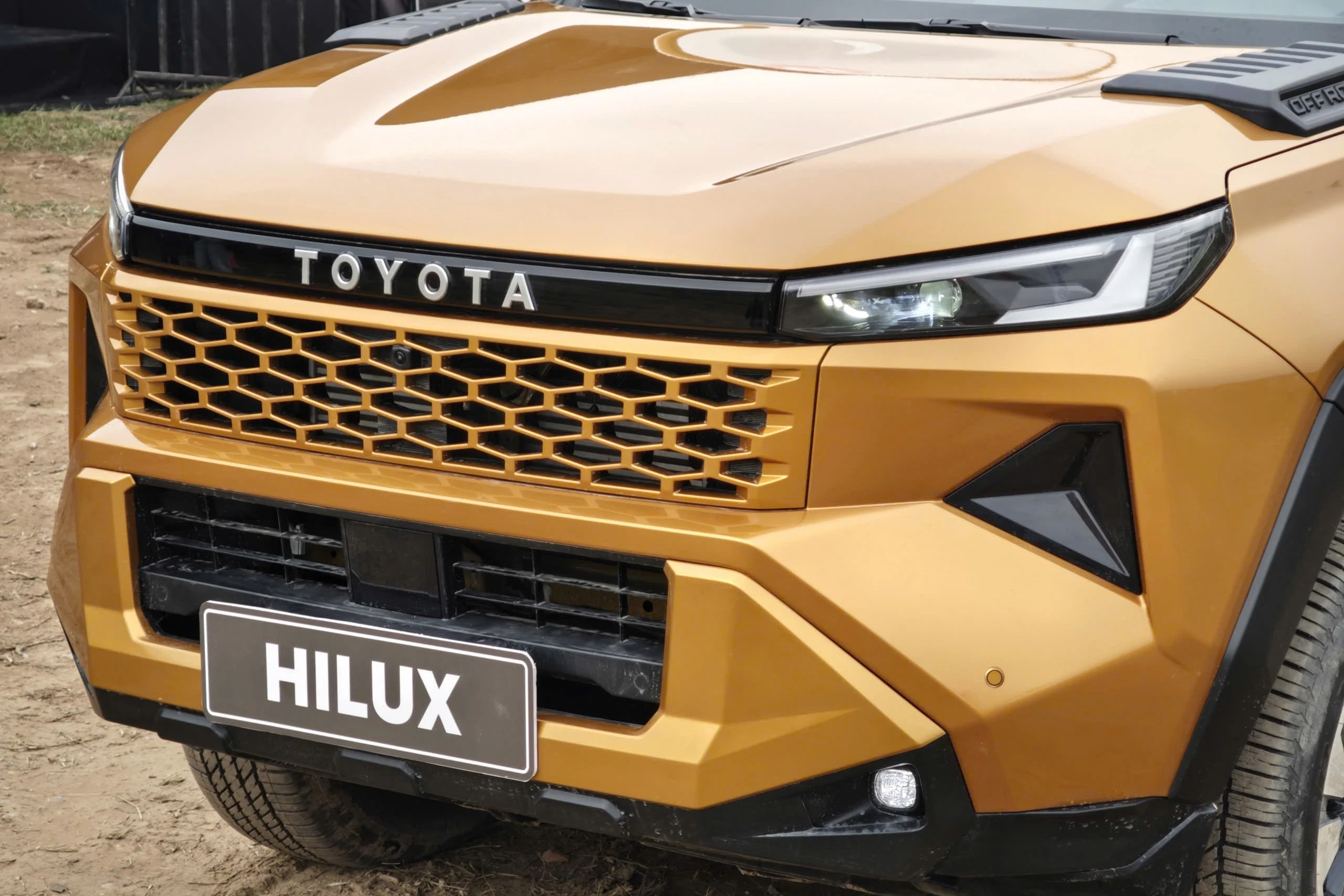 Toyota Hilux 2026, Trailhunter, 4x4 pickup, VND 903 million, off-road truck, Toyota Vietnam, pickup specs, automotive price comparison 5