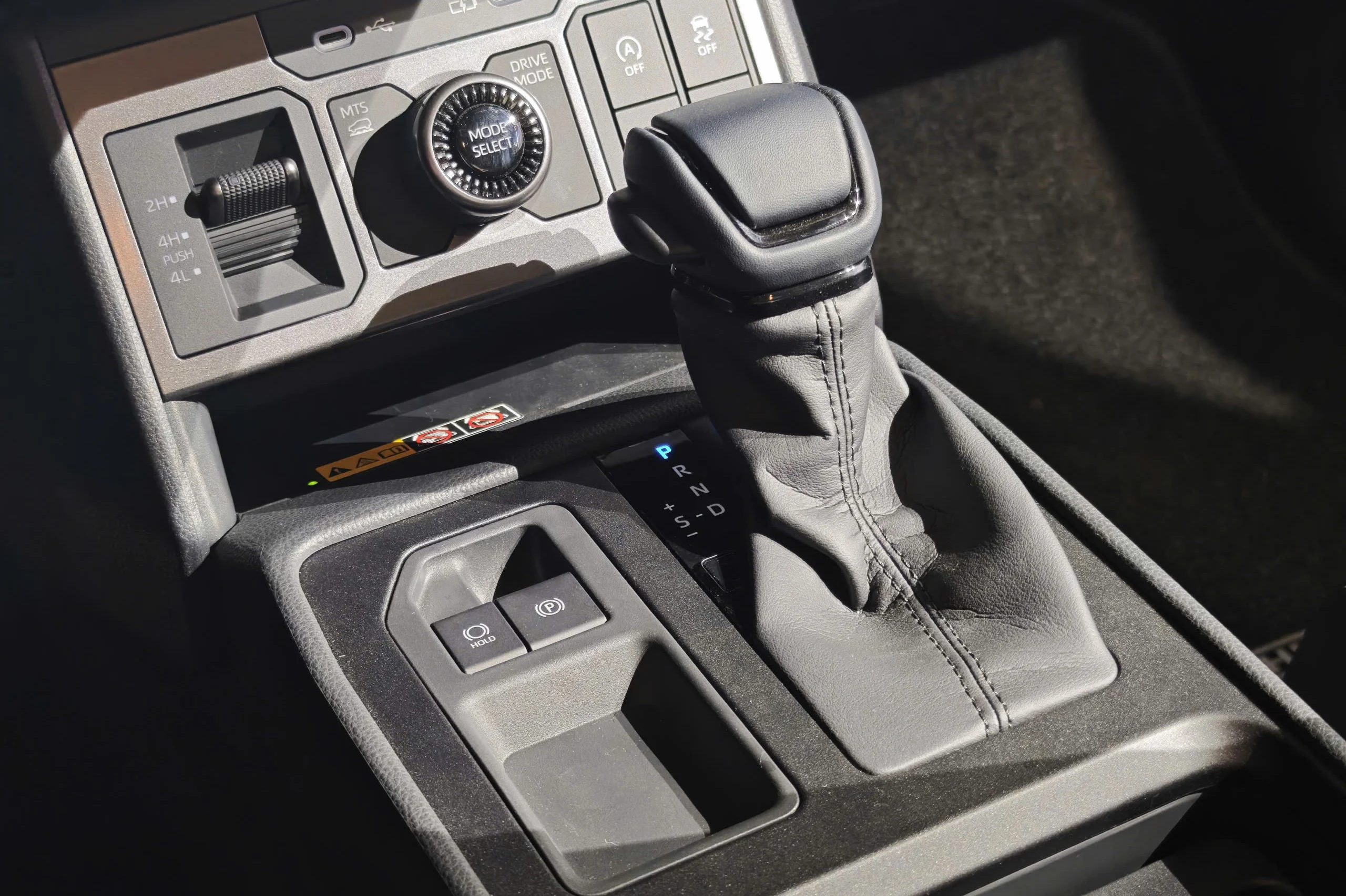 Toyota Hilux 2026, Trailhunter, 4x4 pickup, VND 903 million, off-road truck, Toyota Vietnam, pickup specs, automotive price comparison 14