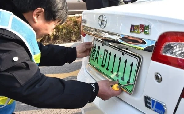 vehicle registration sticker, license plate color, Vietnam road tax 2026, electric vehicle fees Vietnam, QR code ETC, low emission zone Vietnam, green vehicle registration 5