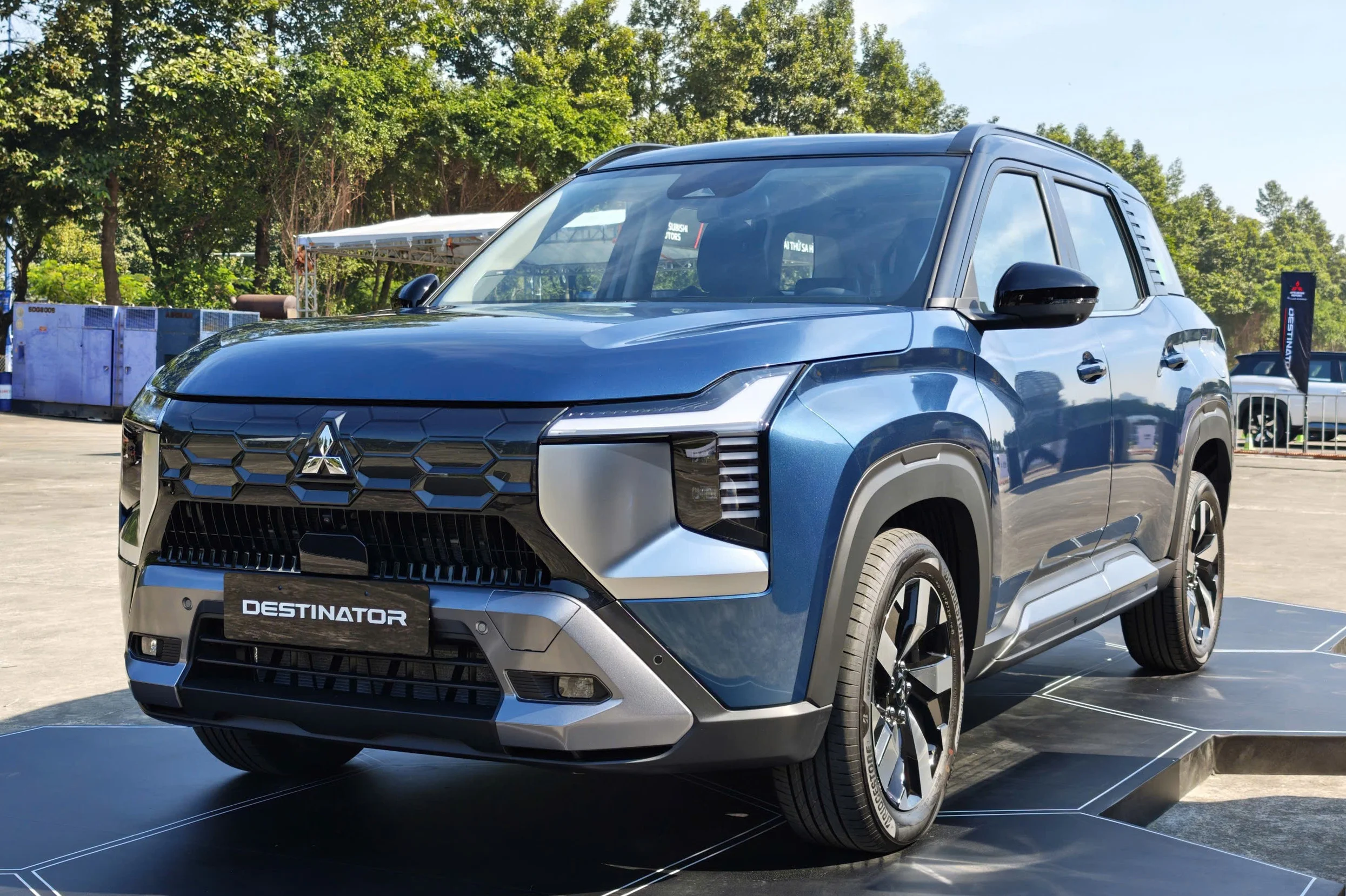 Mitsubishi Destinator, Mazda CX-5, family SUV, SUV comparison, spring car buying, Vietnam car market, budget SUV, off-road SUV 7