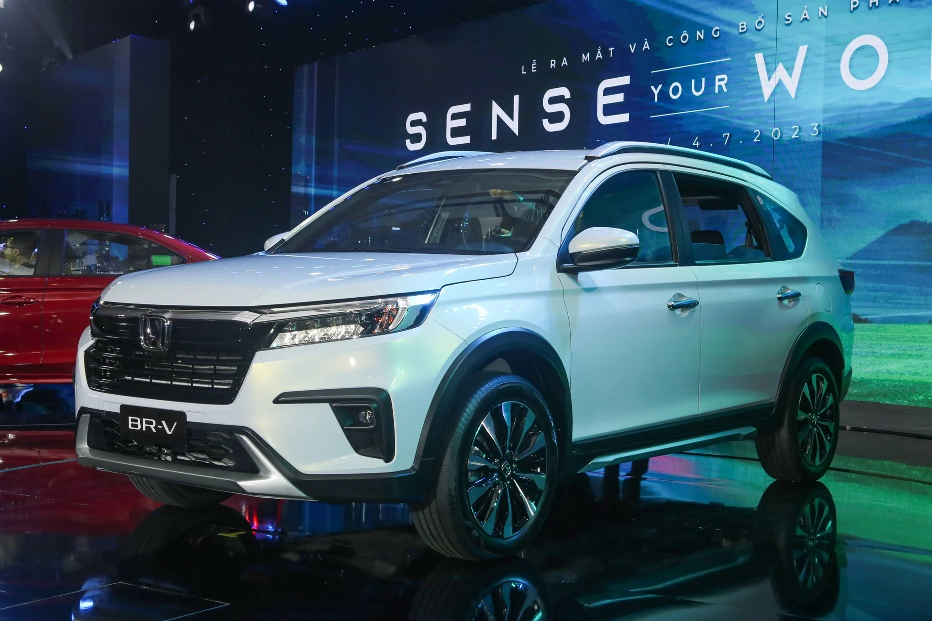 7-seater MPV, Vietnam car market, MPV sales, electric MPV Vietnam, affordable family van, Toyota Veloz, VinFast electric MPV, Mitsubishi Xpander 5