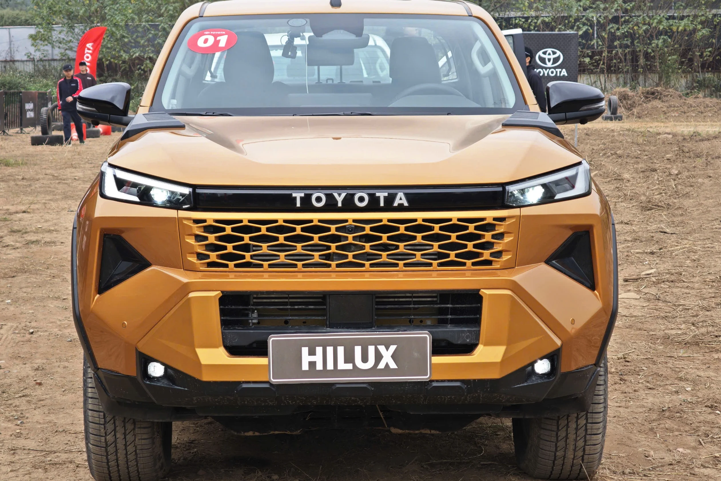 Toyota Hilux 2026, Trailhunter, 4x4 pickup, VND 903 million, off-road truck, Toyota Vietnam, pickup specs, automotive price comparison 4